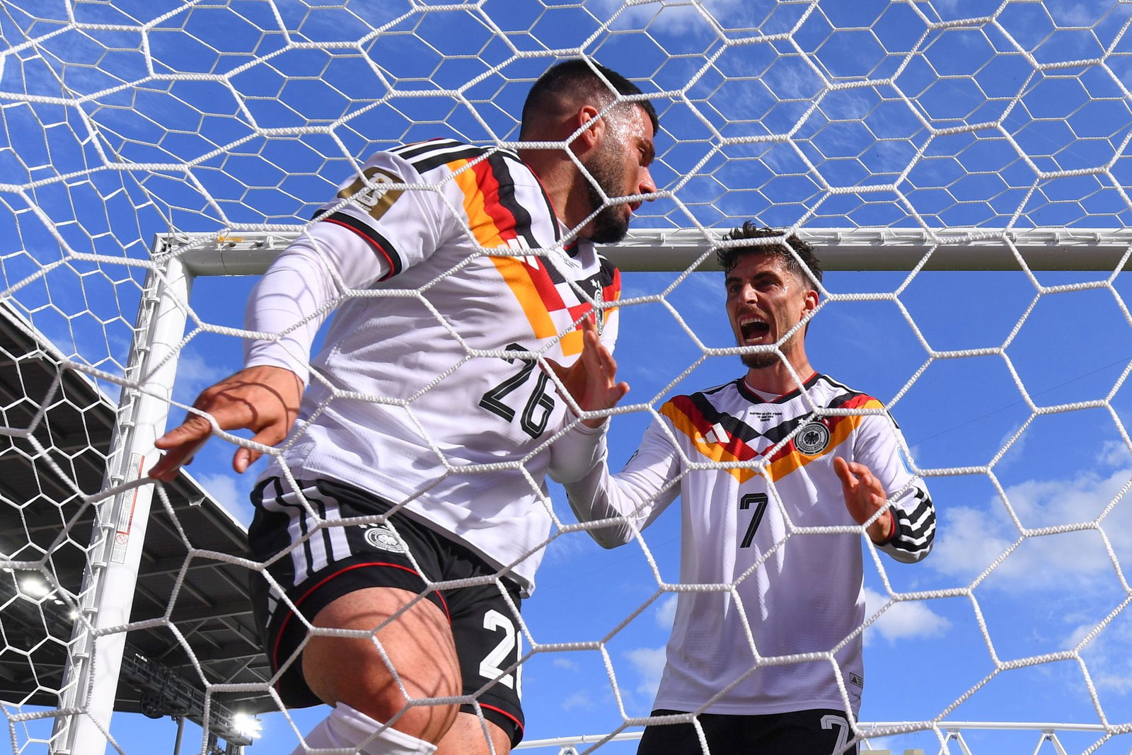 Ball und Schütze im Tor. Kai Havertz läuft jubelnd zu Deniz Undav (l). 