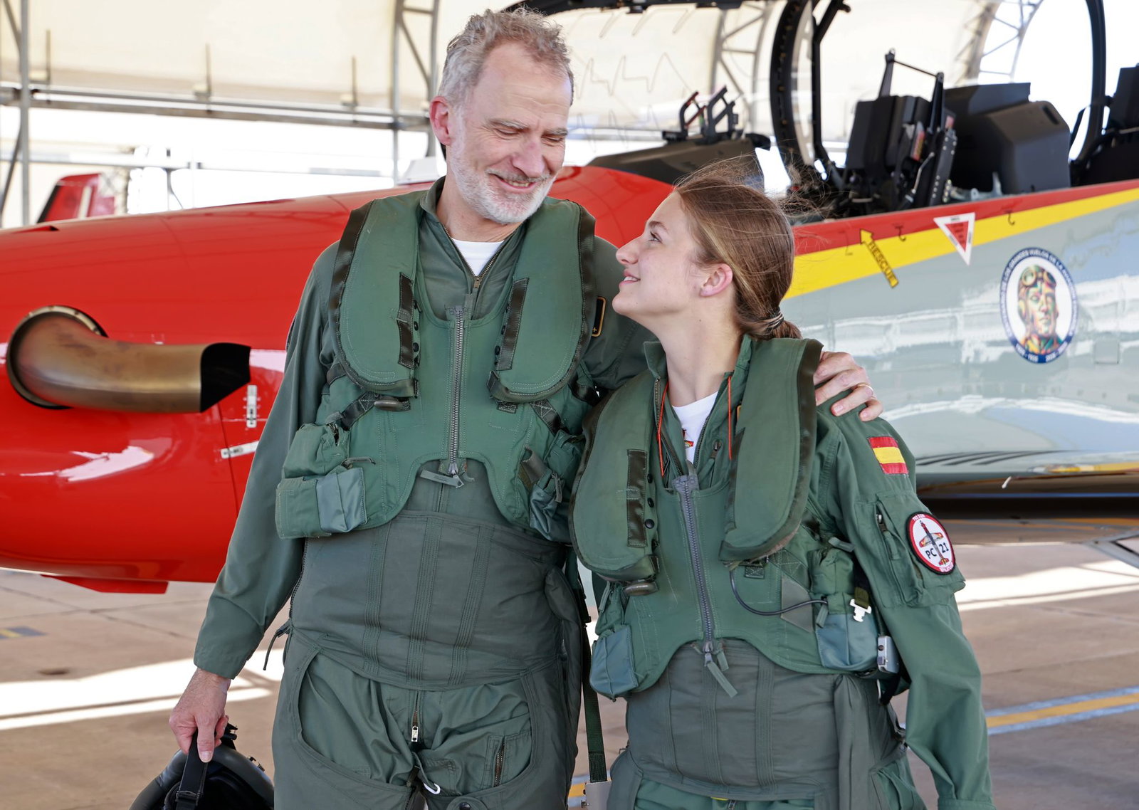 Nach dem gemeinsamen Trainingsflug nahmen sich Vater und Tochter in den Arm. Das spanische Königshaus teilt kaum etwas über das Privatleben der königlichen Familie mit. Aber solche Fotos sprechen für sich. 