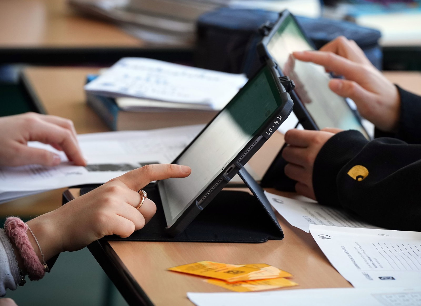 Der Einsatz von KI sei Teil einer Entwicklung, auf die Schülerinnen und Schüler in den Schulen vorbereitet werden. (Symbolbild)