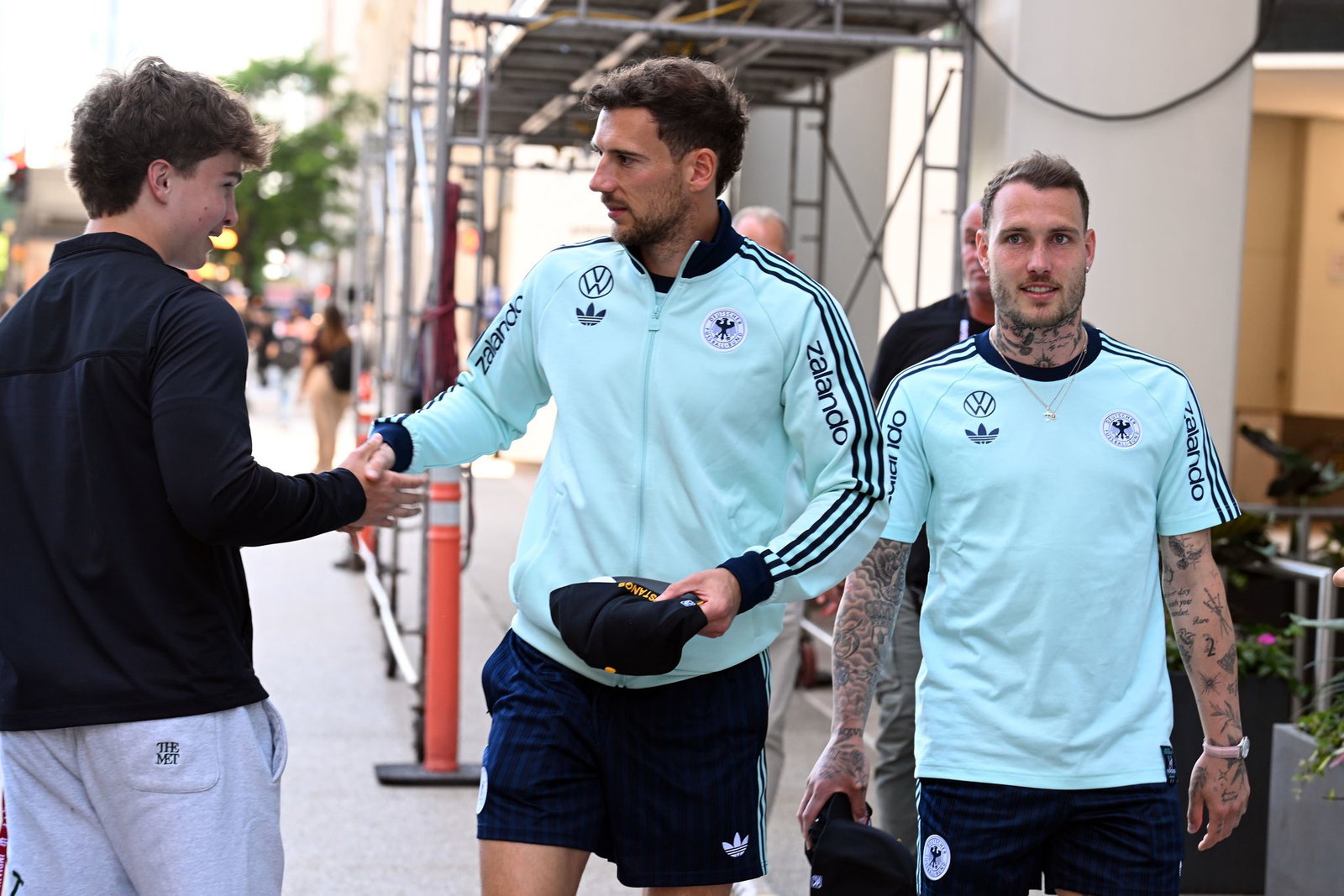 Leon Goretzka und David Raum in der Innenstadt von Chicago. 