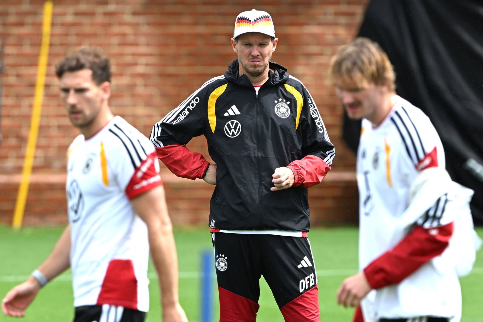 Bundestrainer Nagelsmann schaut im Training bei Woltemade (r.) und Goretzka (l.) ganz genau hin. 