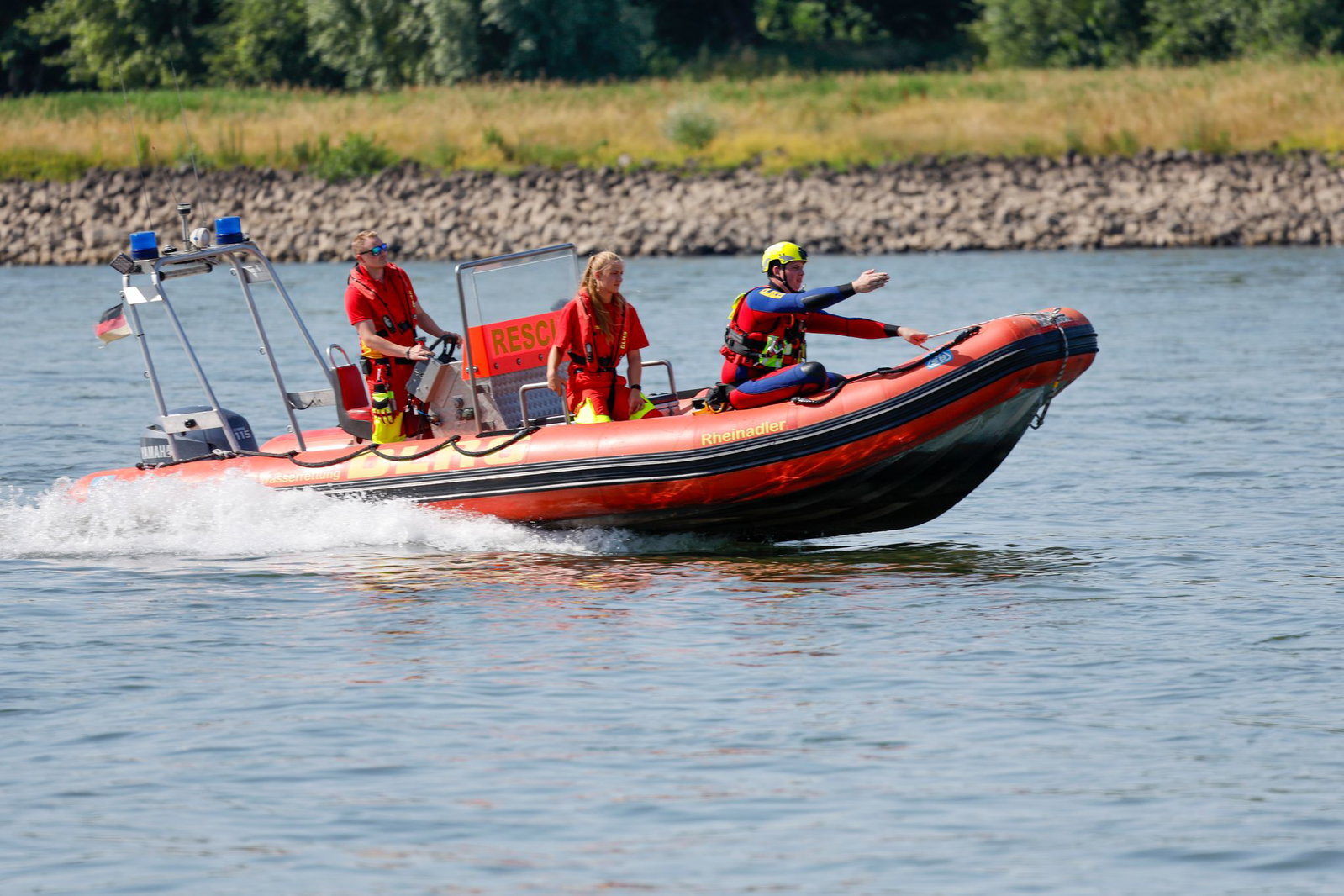 Rettungskräfte hatten bereits am Sonntag den See abgesucht. (Symbolbild)