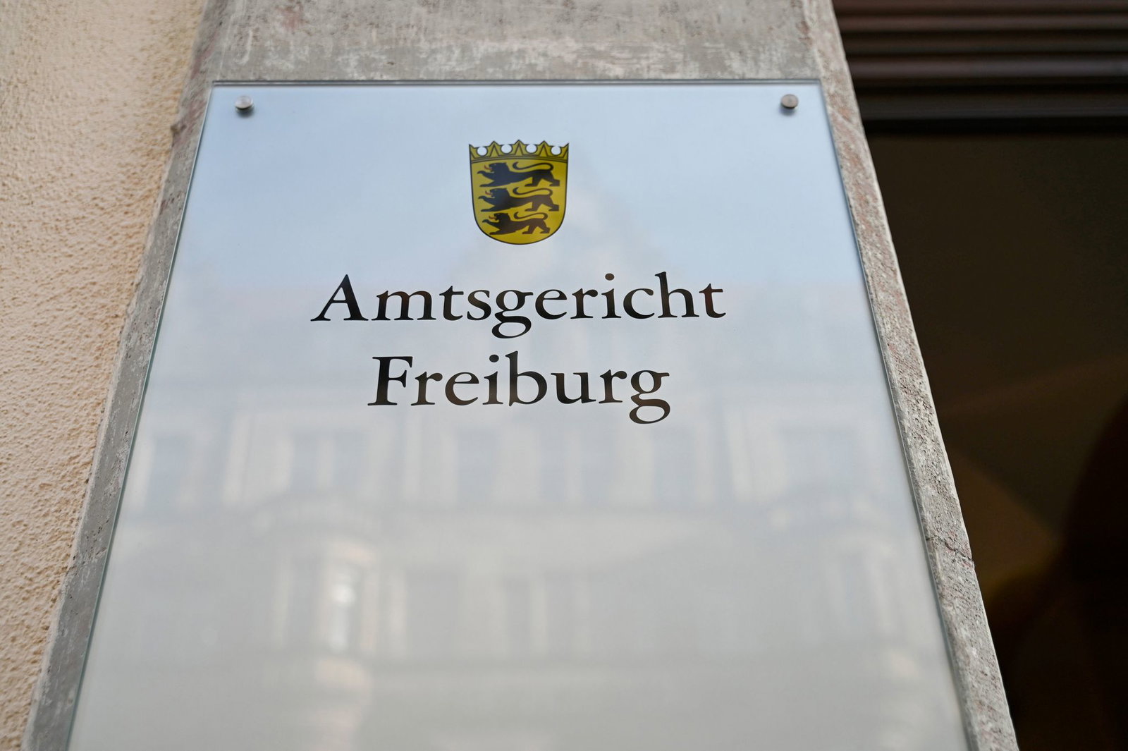 Das Amtsgericht Freiburg hat einen Exhibitionisten im beschleunigten Verfahren verurteilt. (Symbolbild)