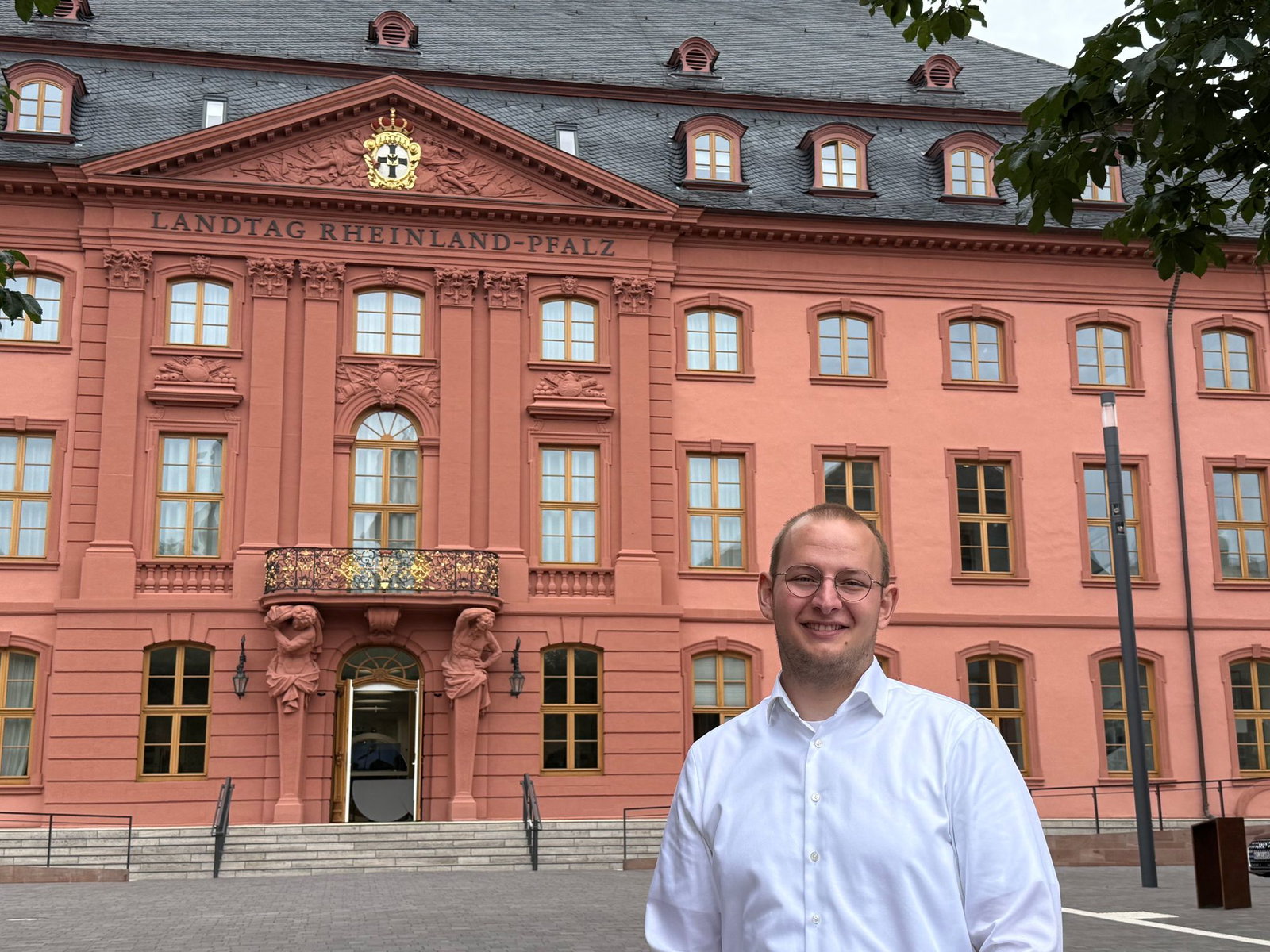 Der rheinland-pfälzische Landtag ist der neue Arbeitsplatz von Joshua Schmitt. 