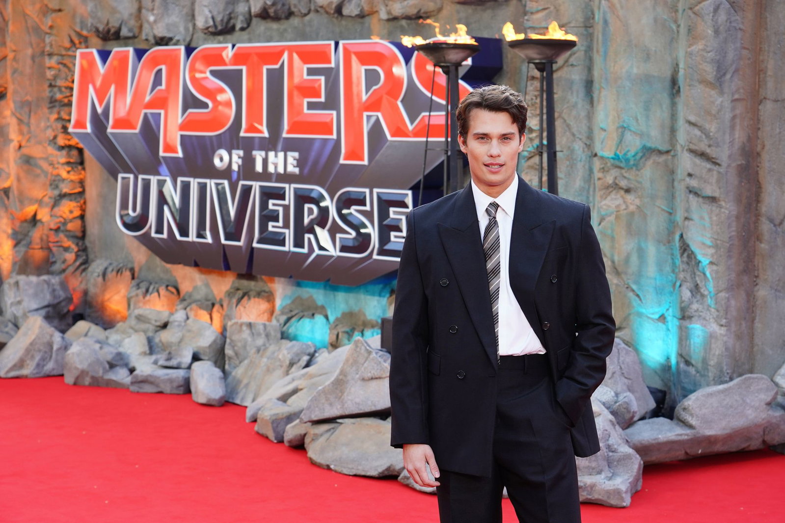Nicholas Galitzine spielt Prinz Adam, der dank der Macht des Zauberschwerts zu He-Man wird. (Archivbild)