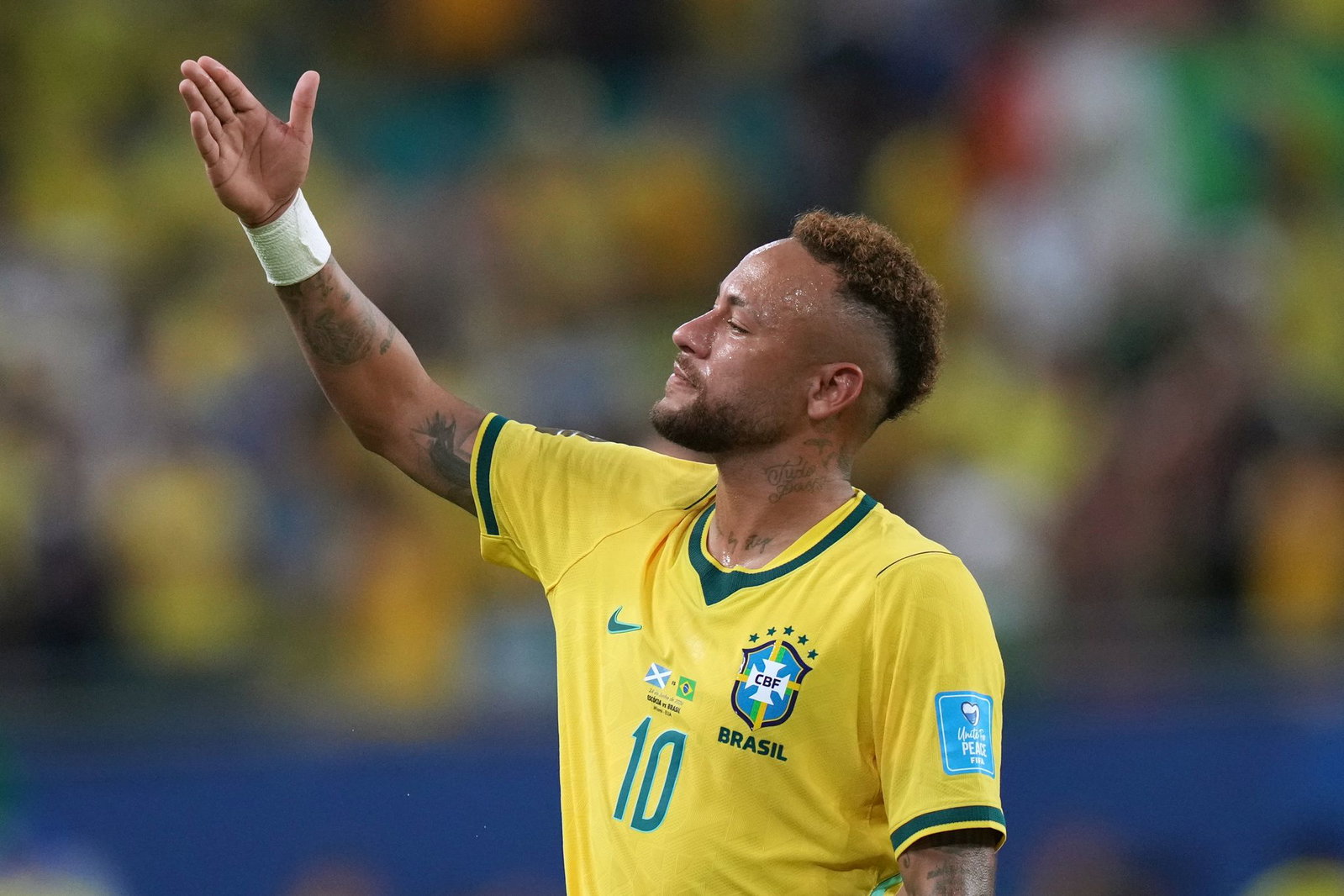Neymar jubelt nach Brasiliens Sieg gegen Schottland.