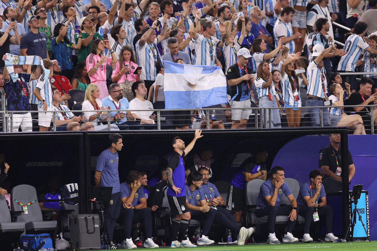 Lionel Messi verfolgte das Spiel zunächst von der Bank aus.