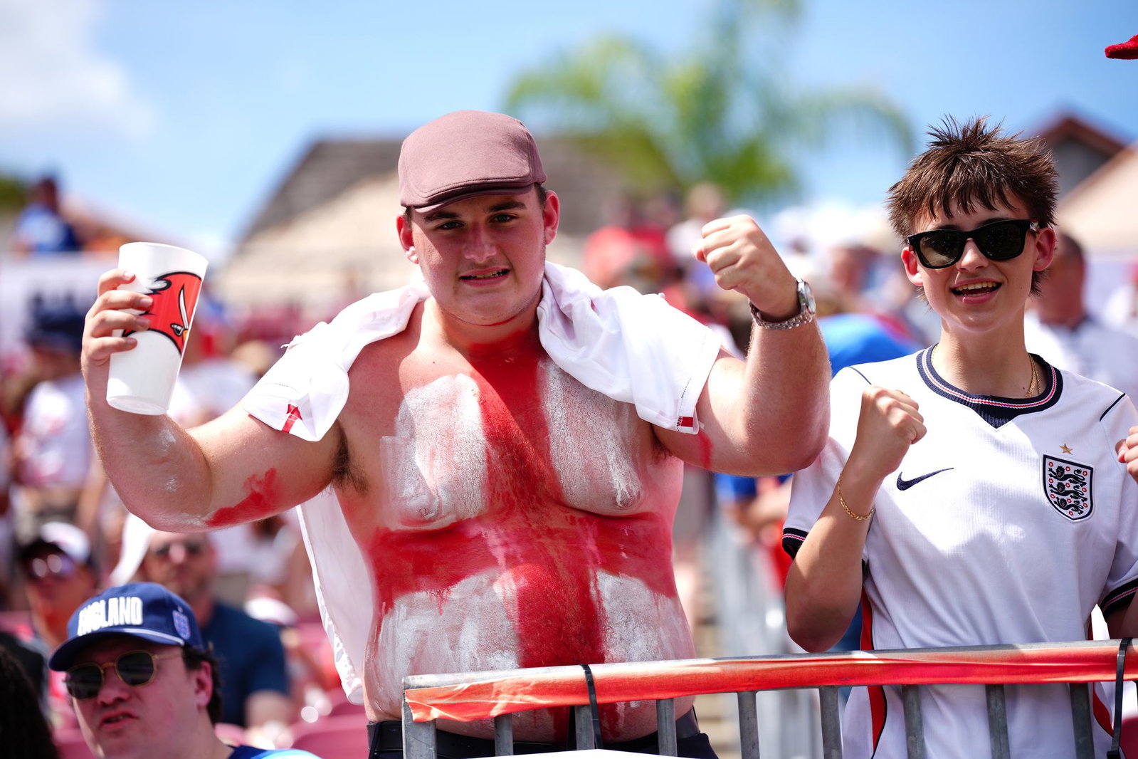 Kein T-Shirt nötig: England-Fans bei einem Freundschaftsspiel in Florida. 