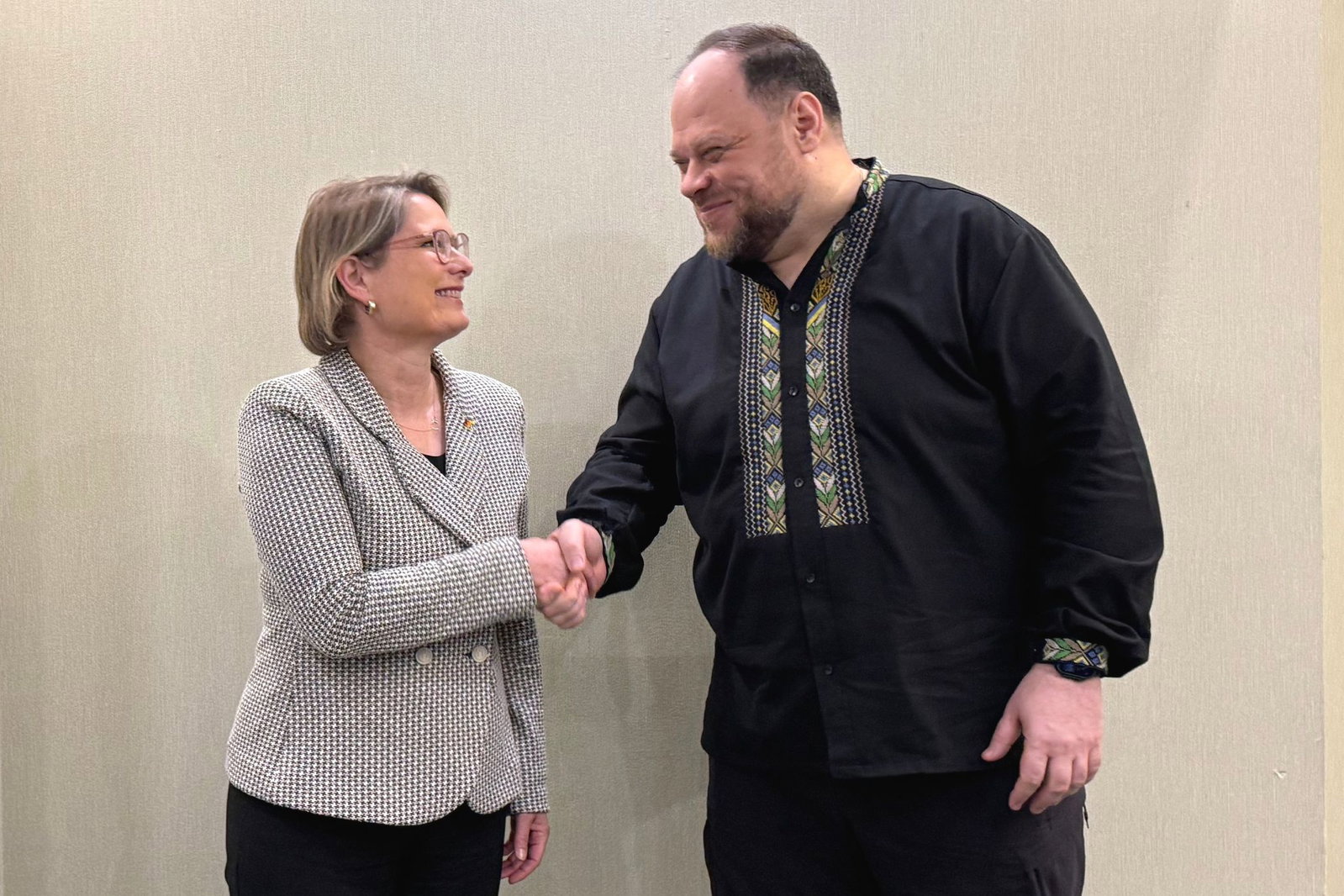 Sie wünsche der Ukraine "Freiheit, Selbstbestimmung und vor allem einen gerechten Frieden", sagt die Ministerin.
