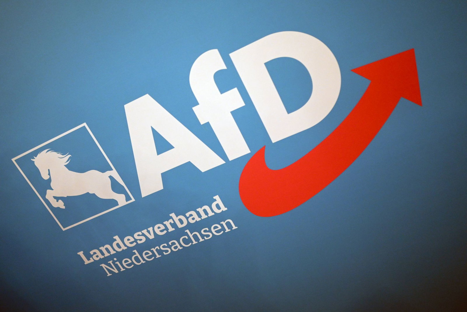 Der Verfassungsschutz in Niedersachsen darf seine Beobachtung des AfD-Landesverbandes vorläufig hochstufen. (Symbolbild)
