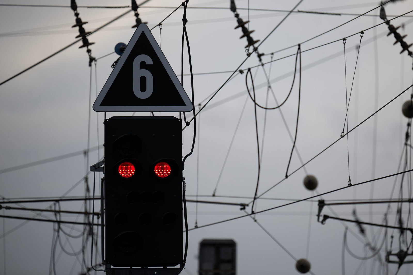 Die Rekordhitze hat auch Auswirkungen auf den Bahnverkehr in Rheinland-Pfalz. (Symbolbild)