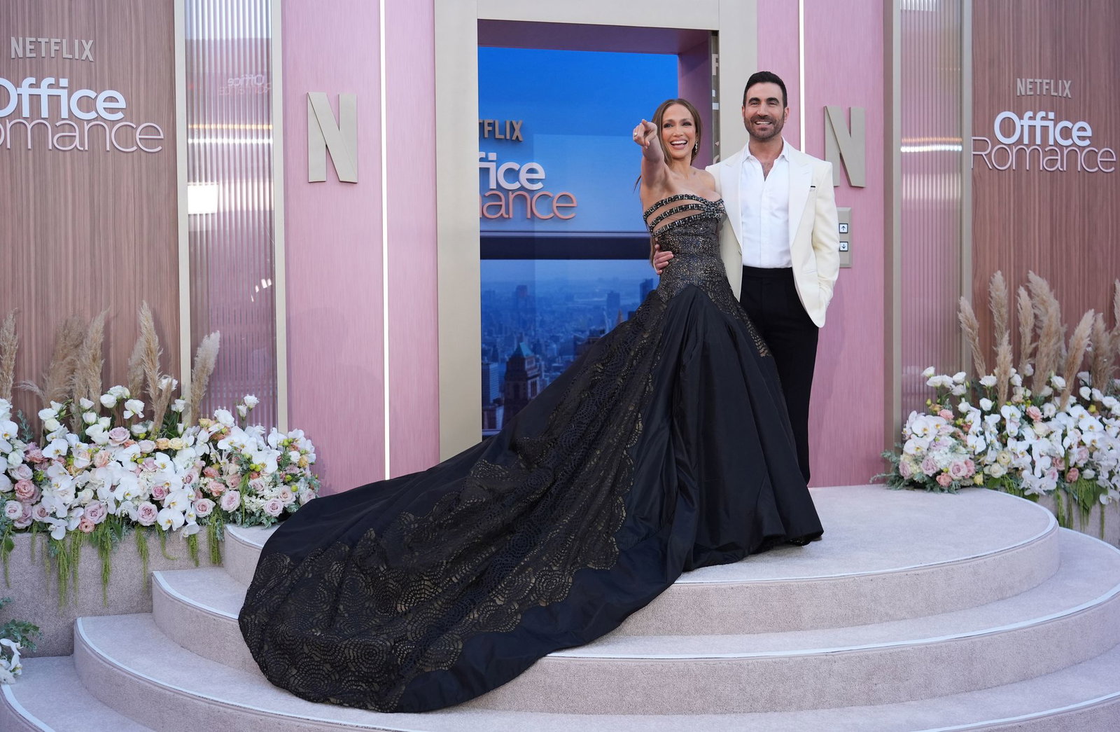 Er schrieb ihre Rolle: Brett Goldstein und Jennifer Lopez bei der Premiere zum Netflix-Film «Office Romance» in Los Angeles. 