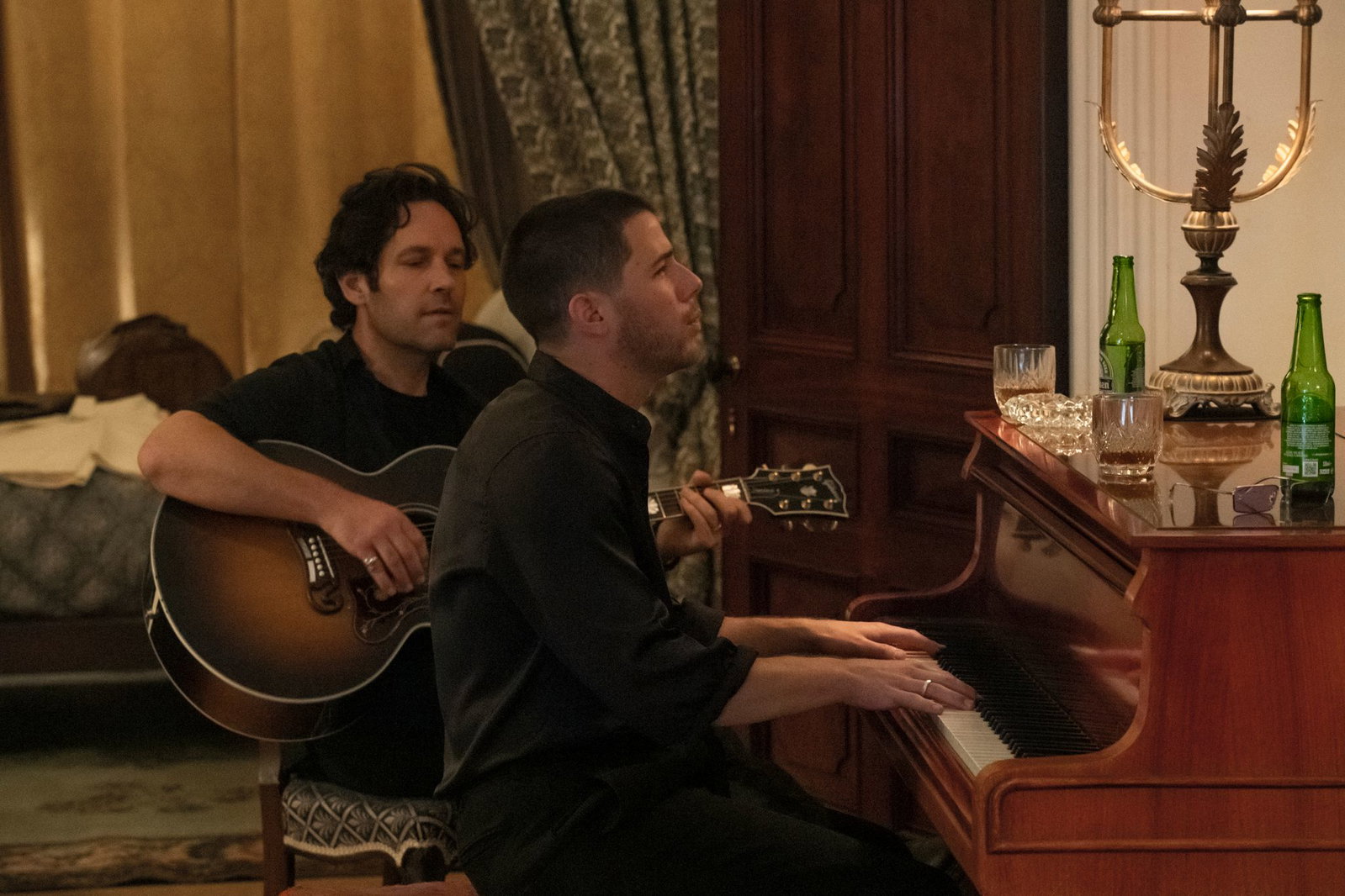 Paul Rudd als Rick und Nick Jonas als Danny in einer Szene des Films "Power Ballad - Der Song meines Lebens".