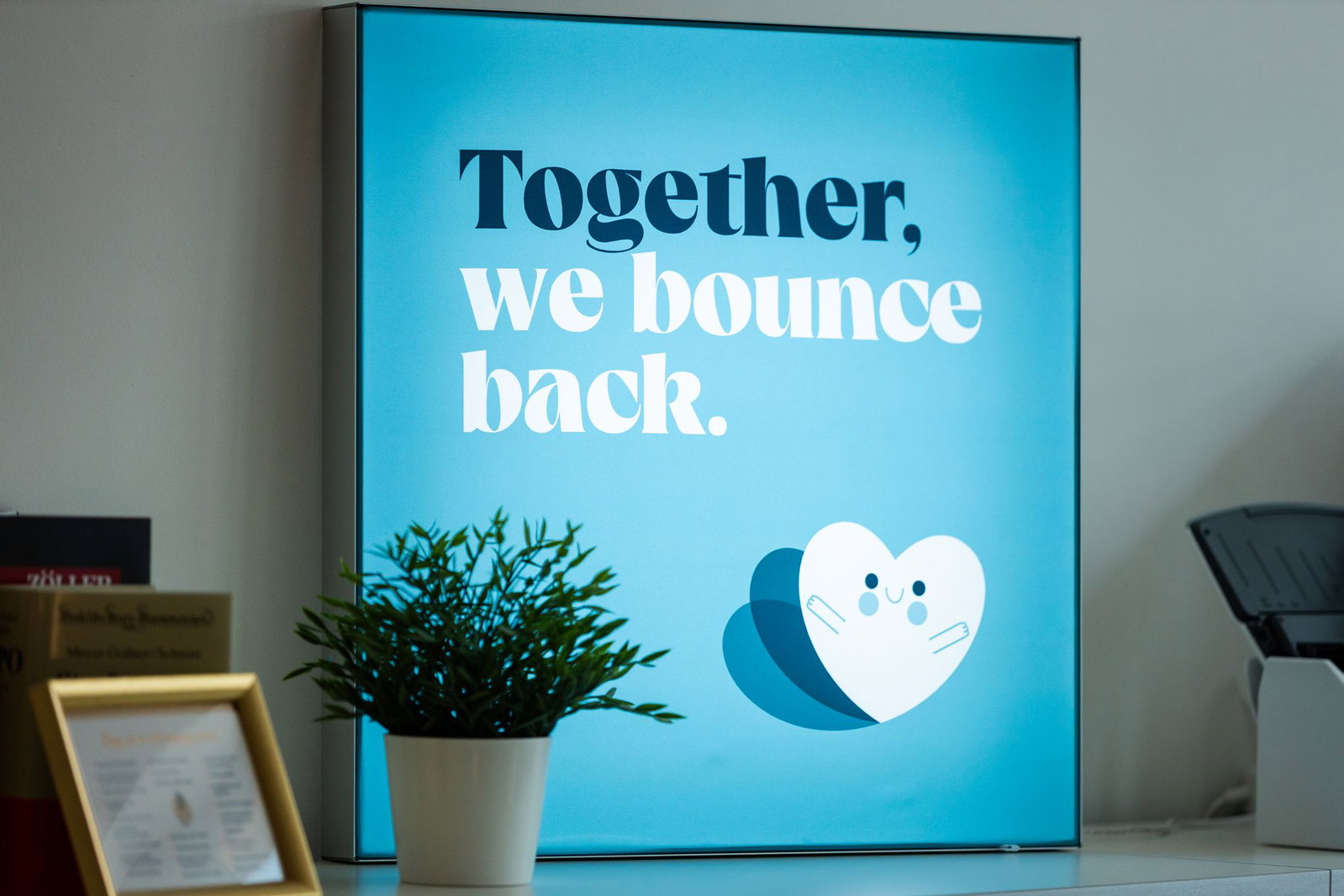 Im Büro der Meldestelle Saarland erinnert ein Leuchtschild mit der Aufschrift «Together, we bounce back.» an das Ziel der Einrichtung.