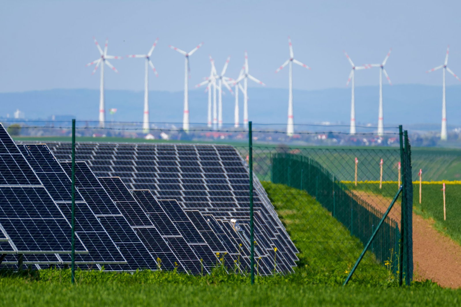 Der Speicherpark soll überschüssige Energie aus Sonne und Wind zwischenspeichern. (Symbolbild)