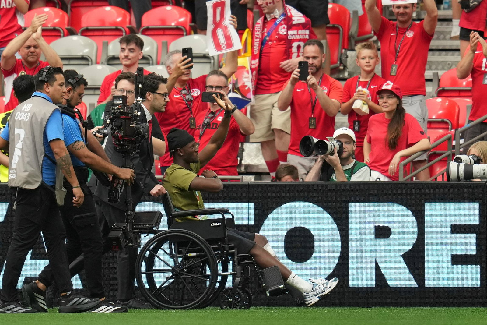 Im Rollstuhl: Koné wird im Stadion begrüßt.
