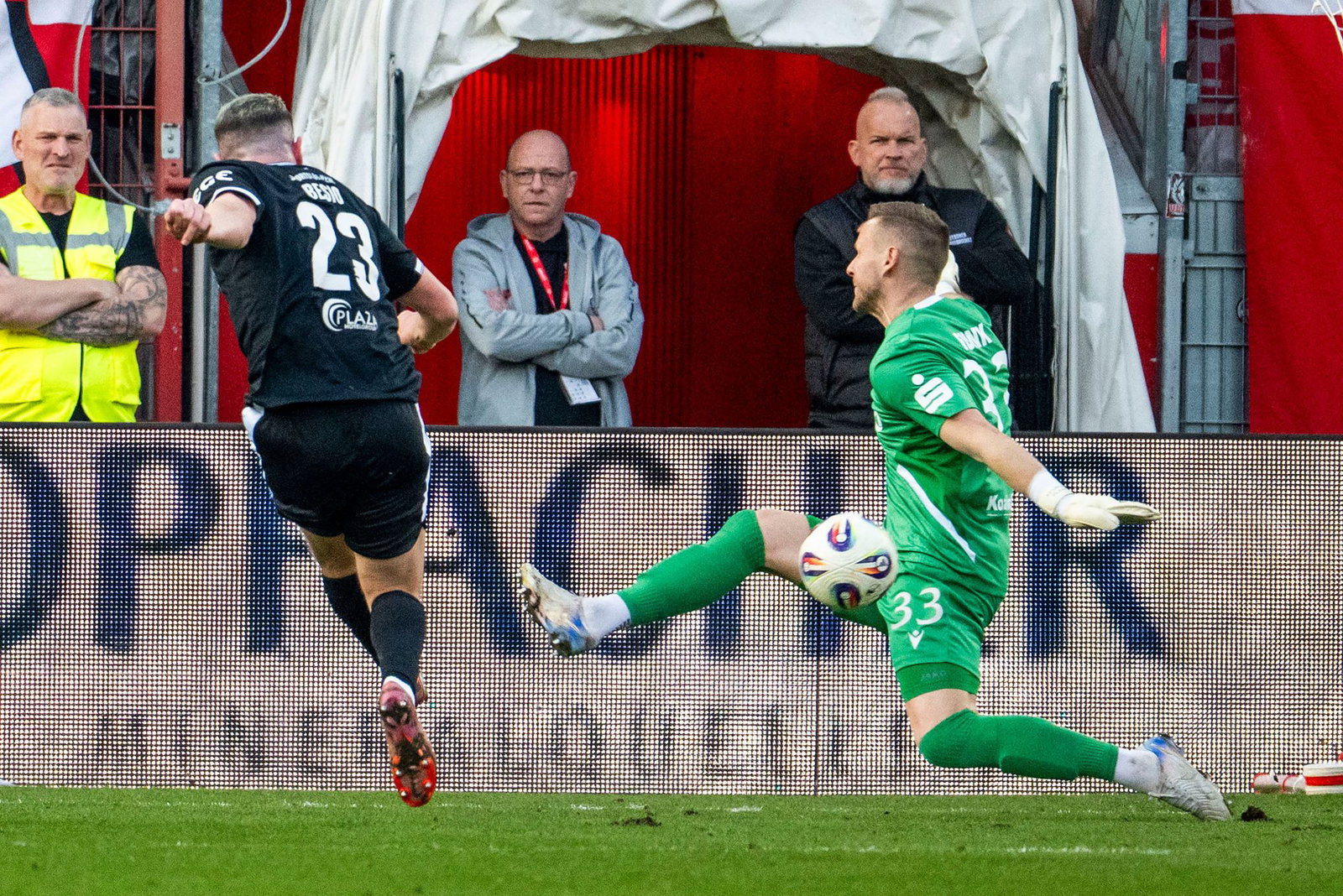 Wechselt nach Wolfsburg: Alessio Besio (l). (Archivbild)
