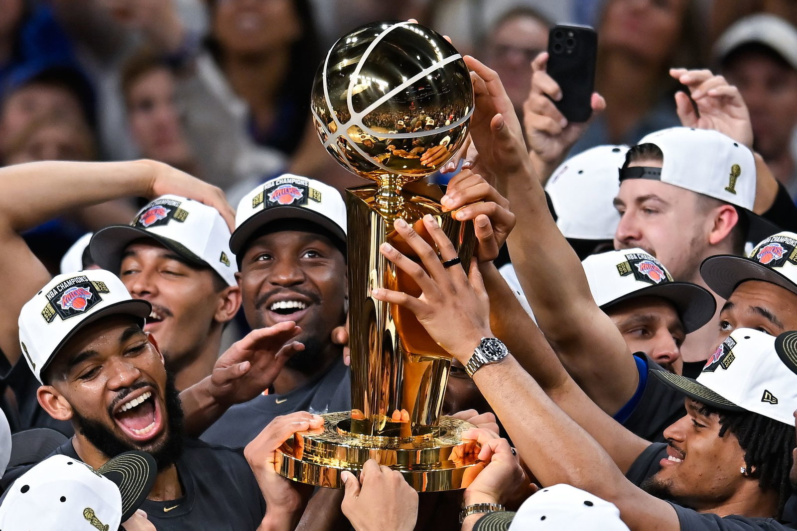 Die New York Knicks feiern mit der Larry-O'Brien-Meisterschaftstrophäe den NBA-Titel. Nun besuchen sie das Weiße Haus. (Archivbild)