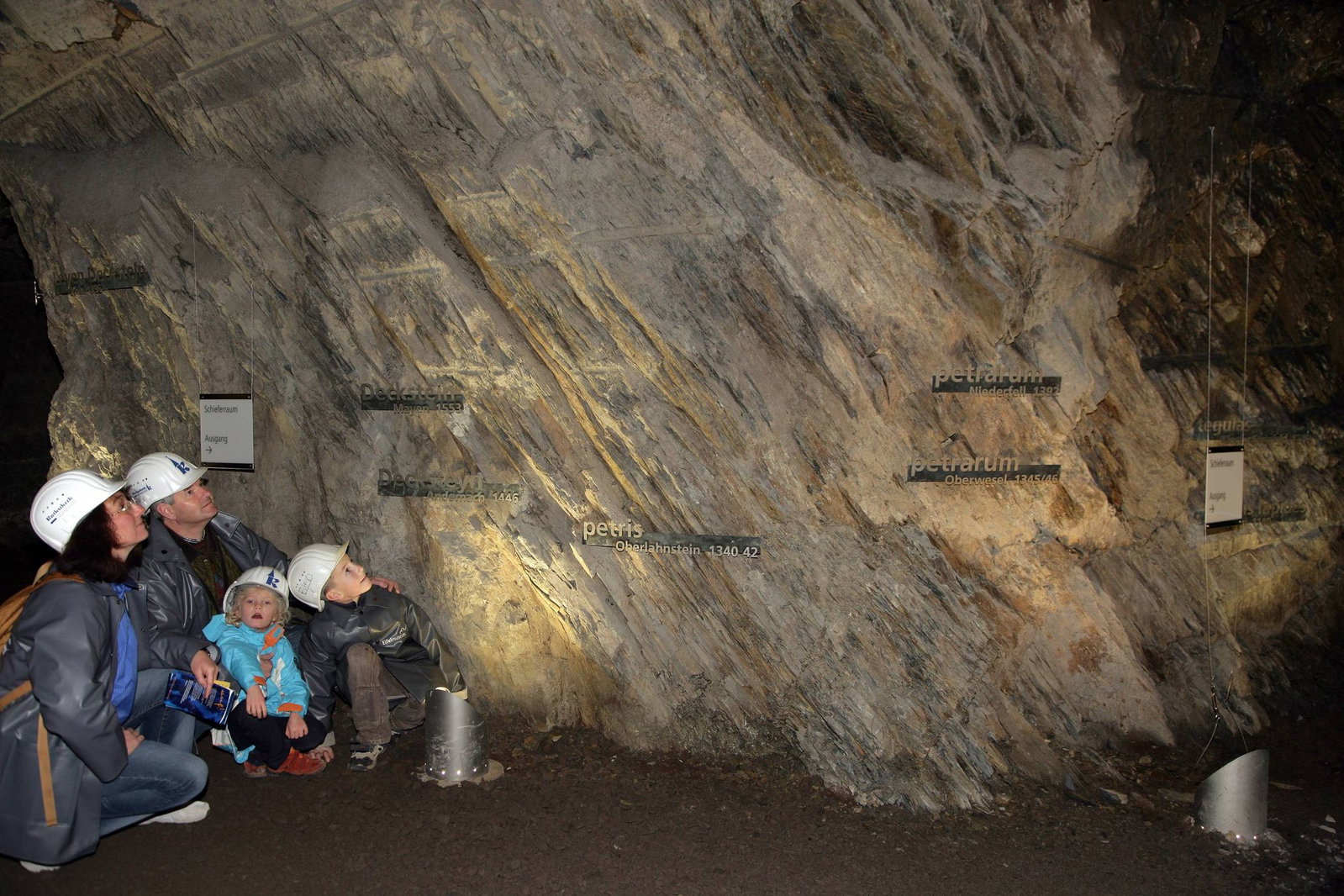 Das Schieferbergwerk Mayen bietet mit seinem 16 Meter tiefen Stollen-Labyrinth ein Ausflugsziel für die ganze Familie. (Archivbild)
