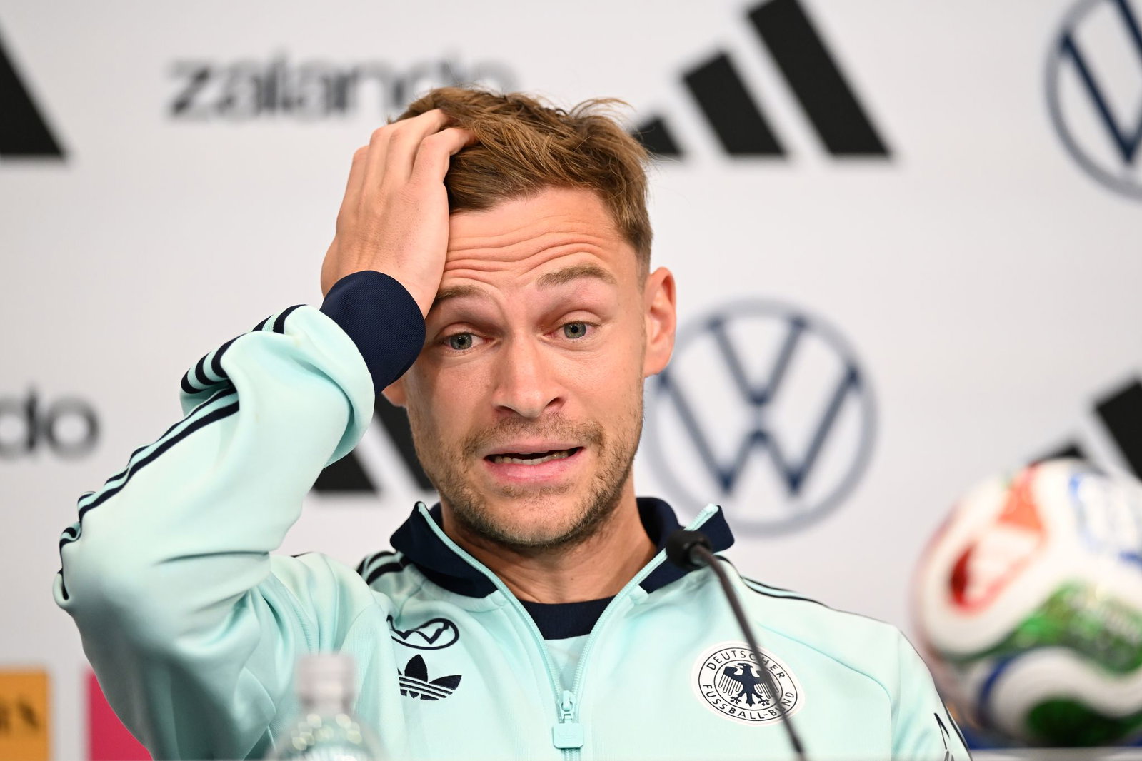 Joshua Kimmich erzählt im DFB-Camp vom Telefonat mit Bundeskanzler Merz. 