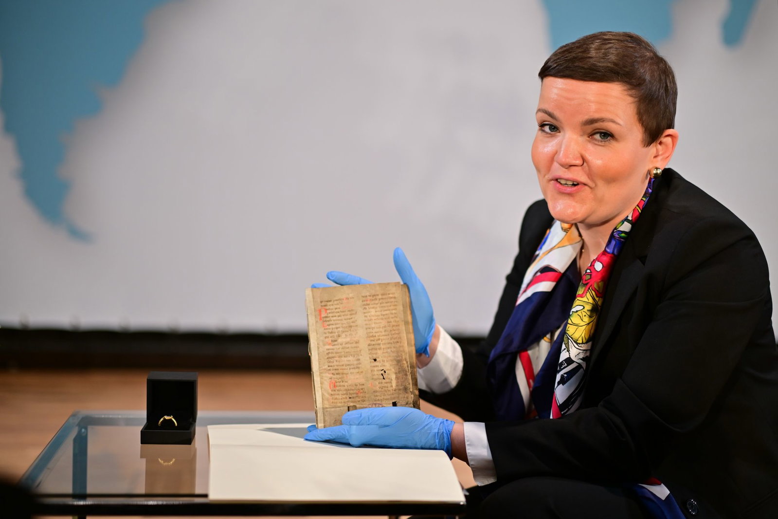 Die polnische Kulturministerin Cienkowska freut sich über die Rückkehr einer alten Handschrift.
