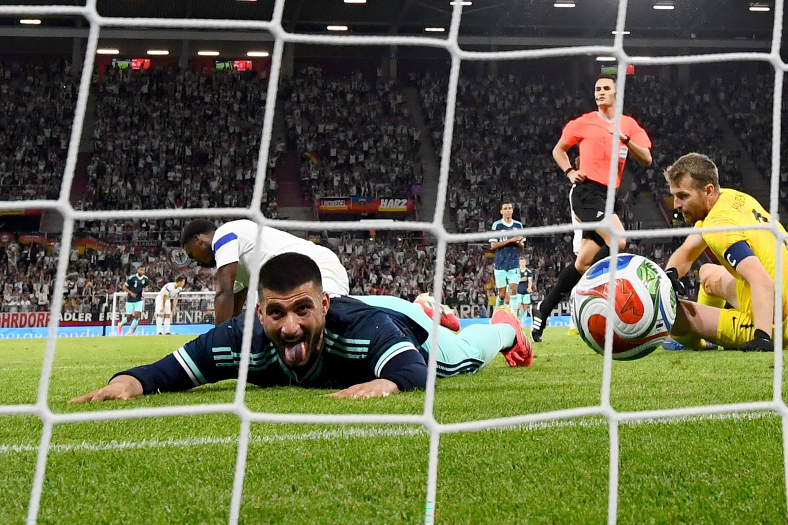 Ball rein, Zunge raus: Deniz Undav jubelt bäuchlings über sein zweites Tor gegen Finnland. 
