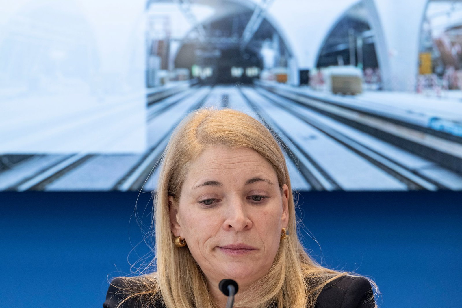 Bahnchefin Evelyn Palla muss den Spitzenvertretern von Land, Stadt und Region Stuttgart erklären, warum sich die Inbetriebnahme verzögert. 
