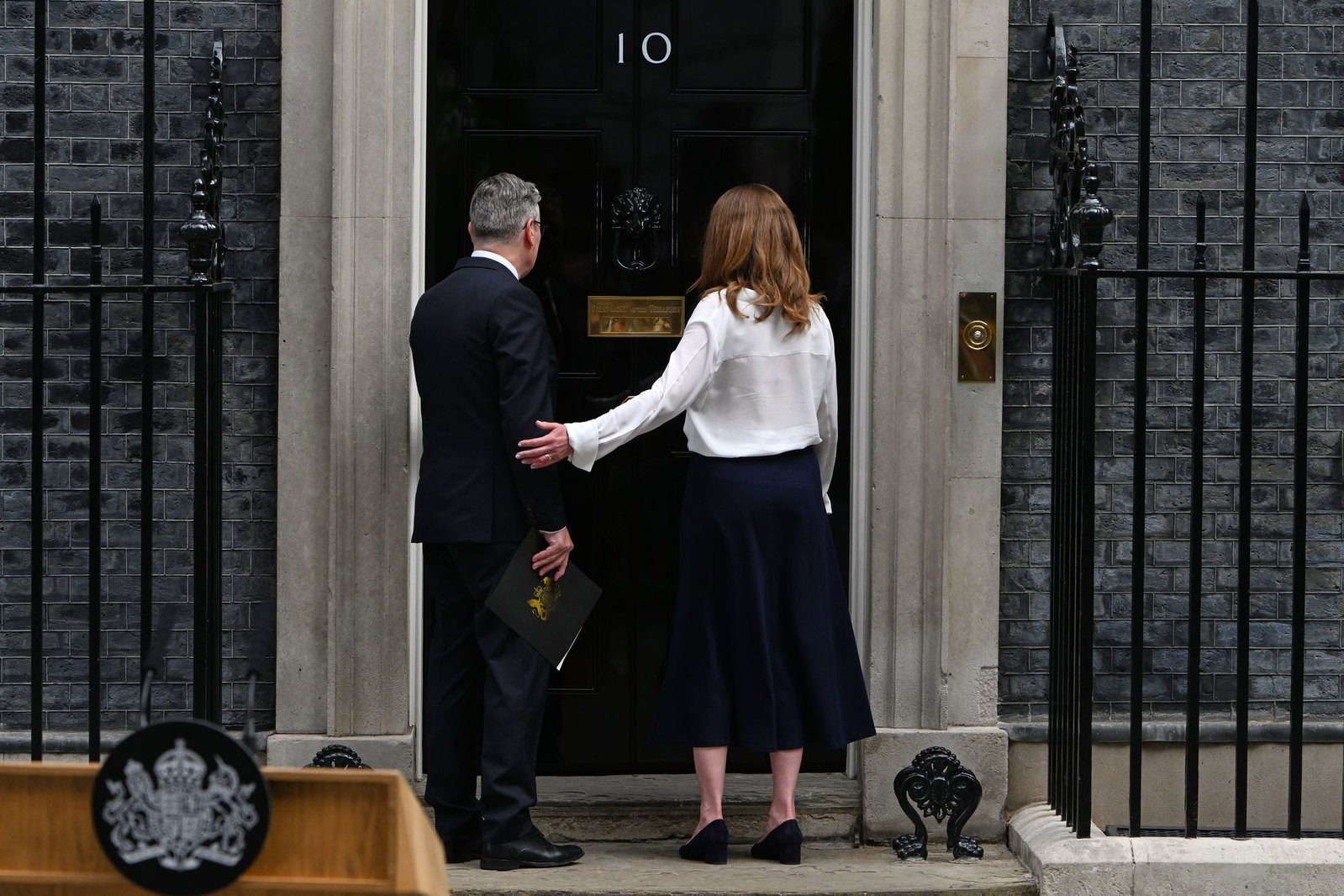 Der britische Premierminister Keir Starmer (links) und seine Frau Victoria (rechts) nach der Rücktrittsankündigung.
