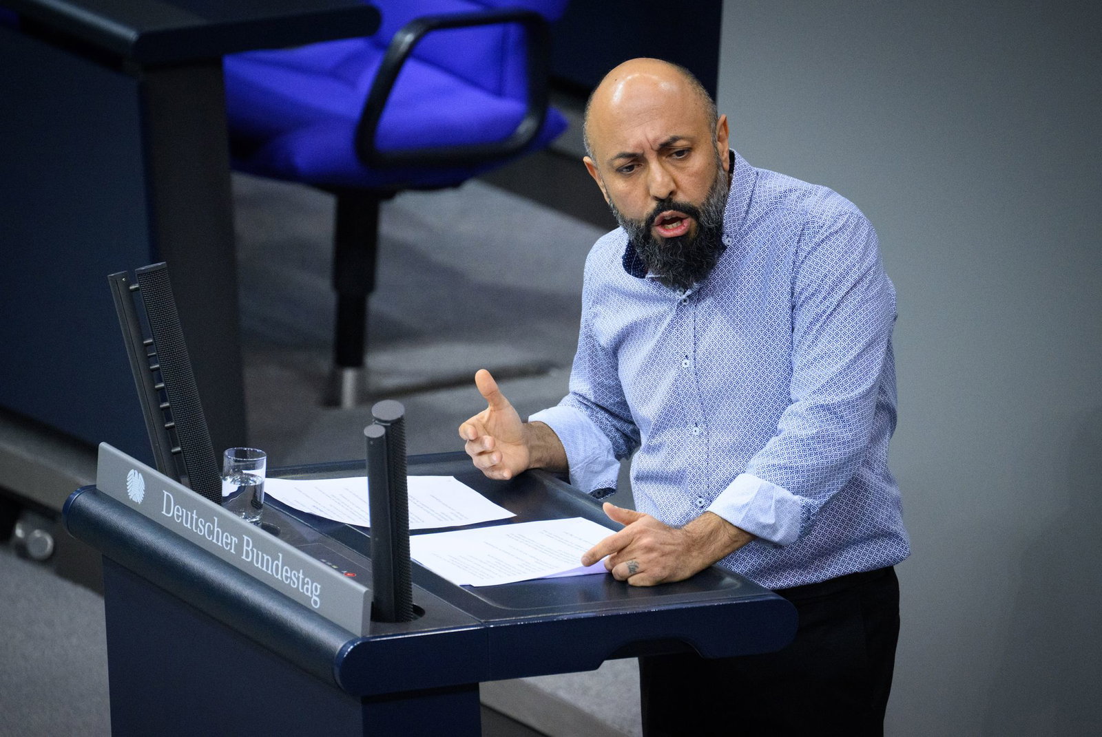 Ferat Kocak von der Linksfraktion hatte die Bundesregierung nach der Zahl der Anträge auf Wiedergutmachungseinbürgerung gefragt. (Archivbild)
