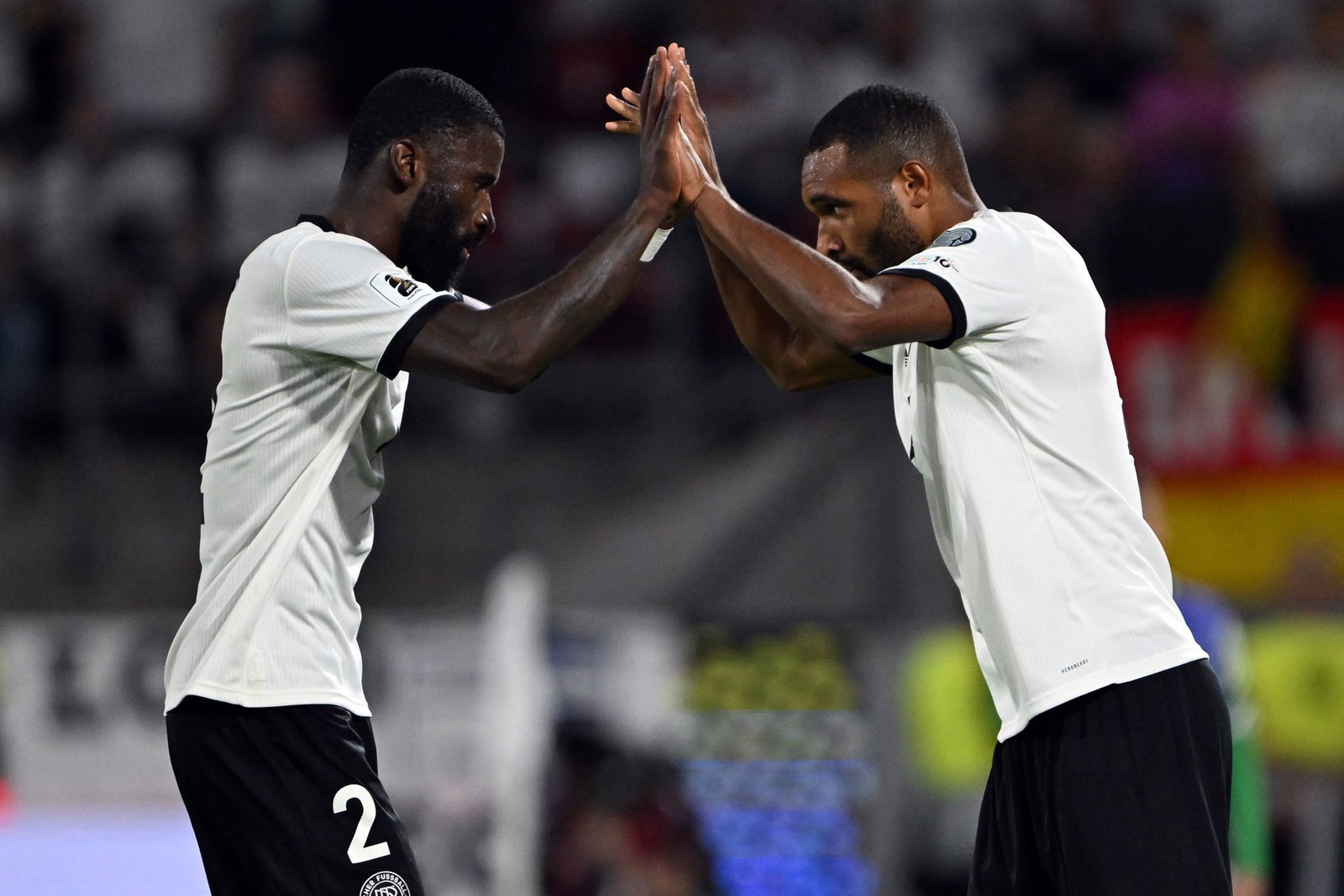 Nach dem Schlotterbeck-Aus wieder vereint im Abwehrzentrum: Antonio Rüdiger (l) und Jonathan Tah. (Archivbild) 