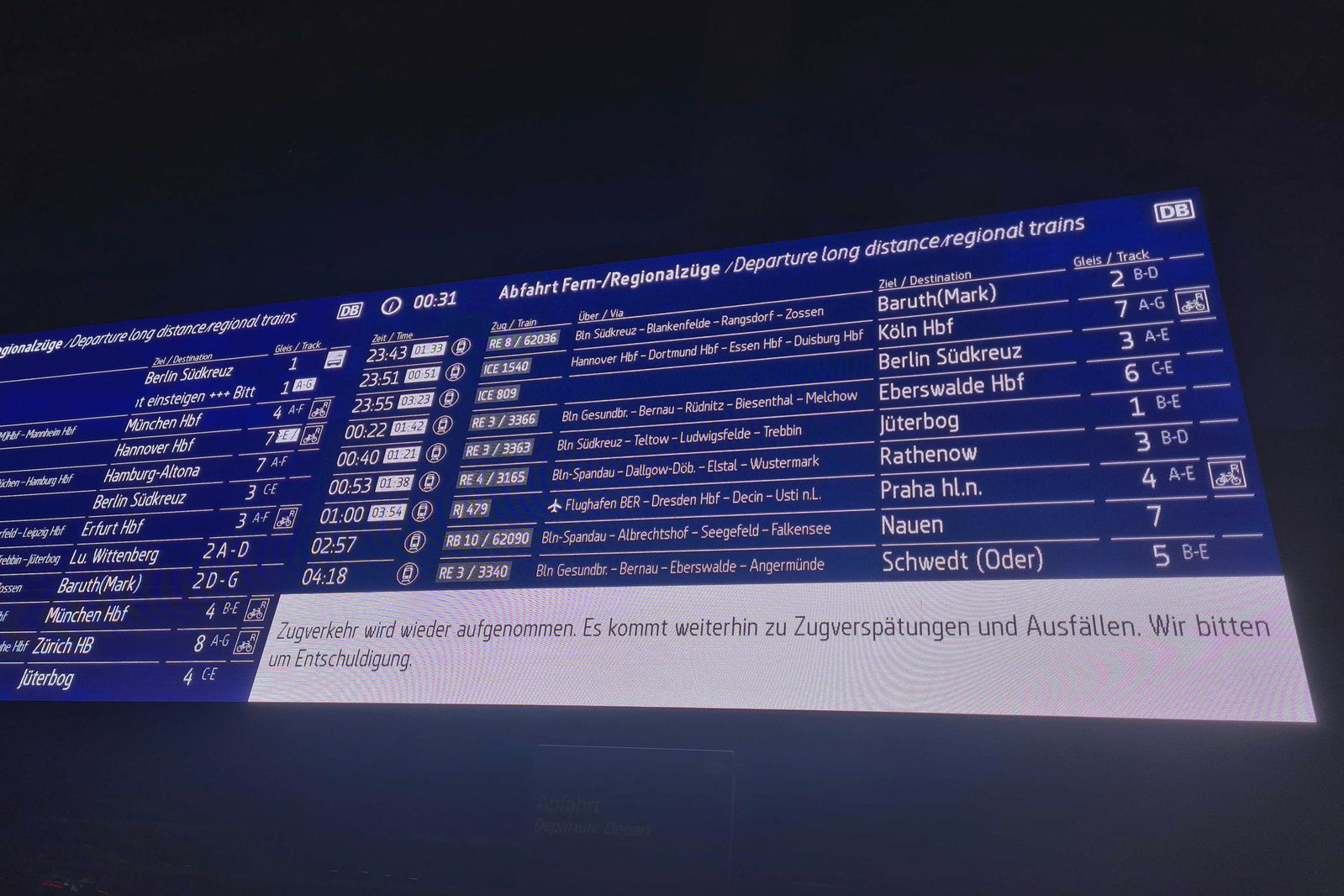 Die Störung im Bahnverkehr ist behoben, der Verkehr läuft der DB zufolge wieder an. 