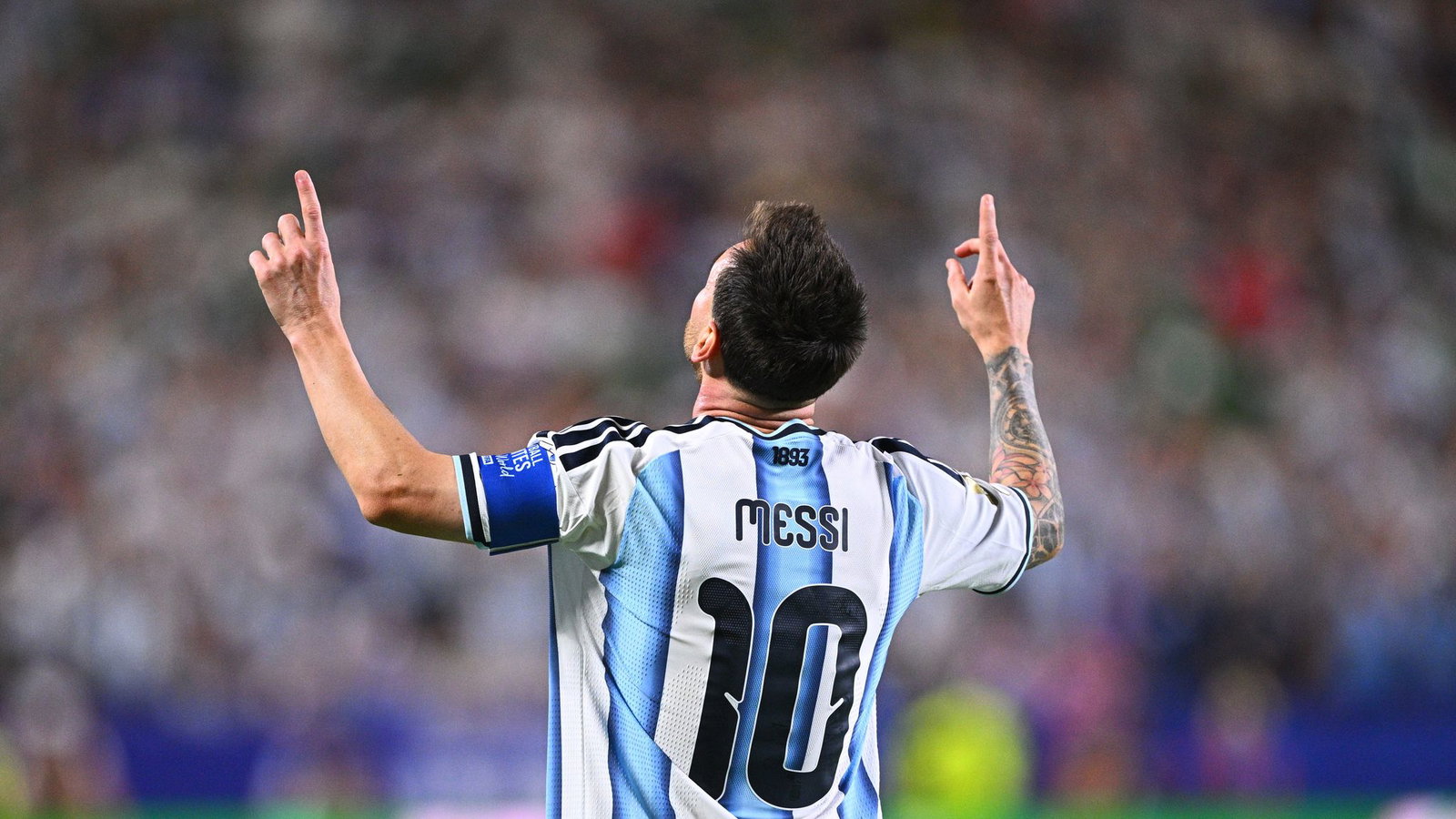 Lionel Messi trumpft wie ein Fußball-Gott auf.