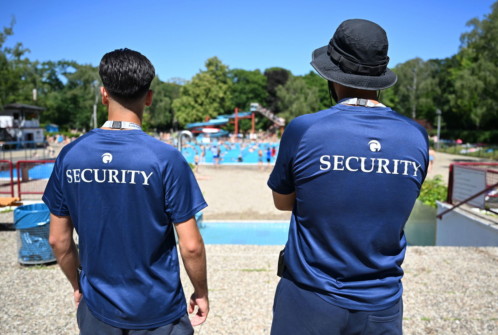 Der Sicherheitsdiest des Schwimmbads musste die Polizei zu Hilfe rufen. (Symbolbild)