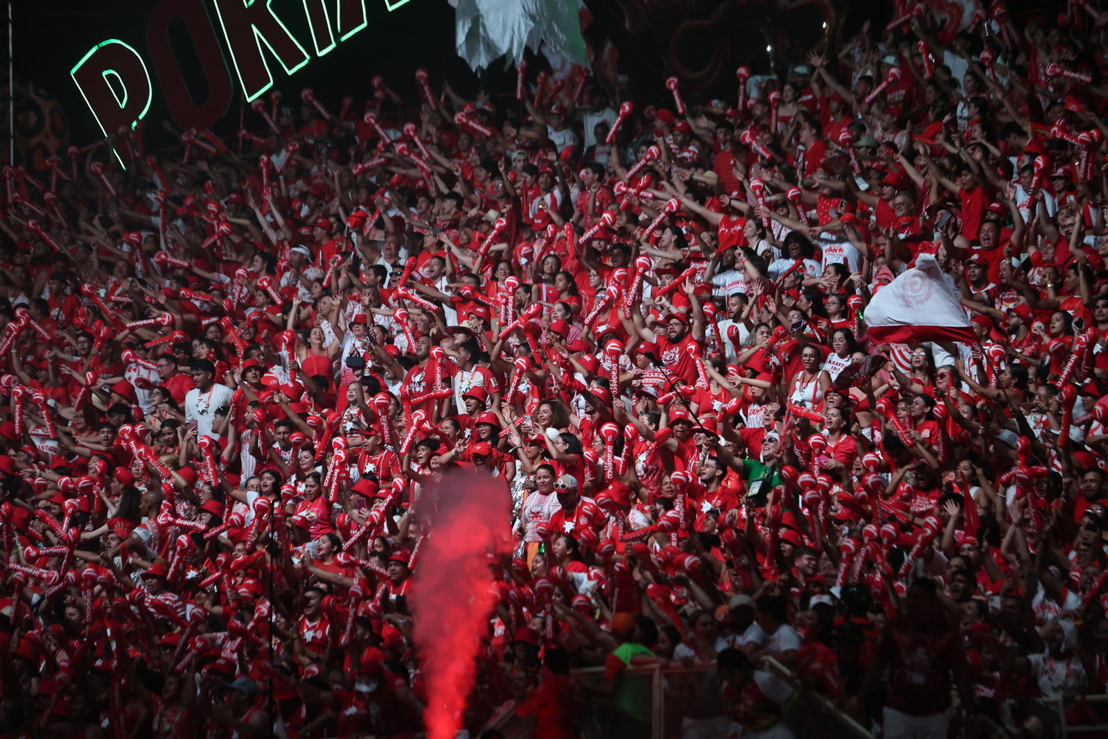 Die Zuschauer singen mit.
