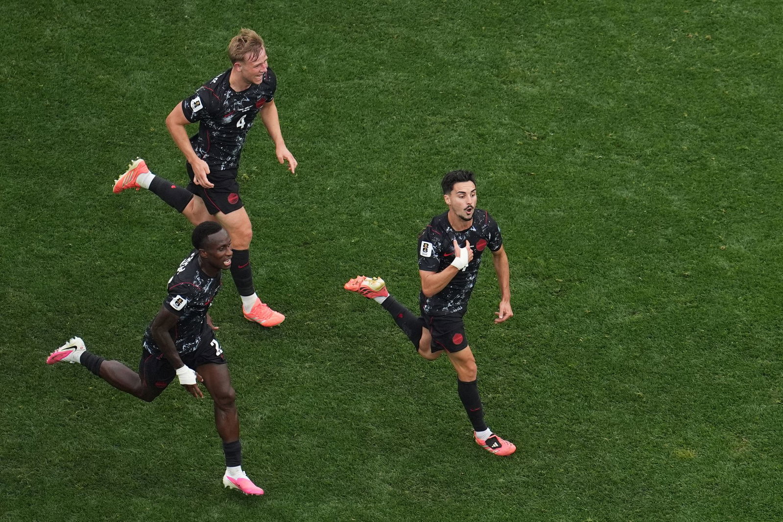 Der Moment der Partie: Eustaquio (rechts) jubelt nach seinem Tor zum 1:0.