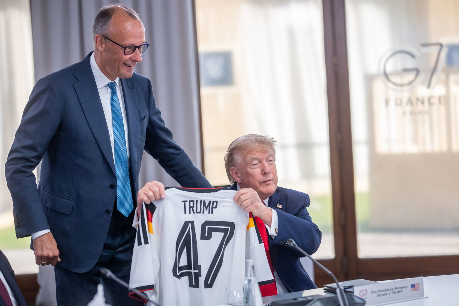 Merz brachte dem US-Präsidenten sogar ein Geschenk mit.