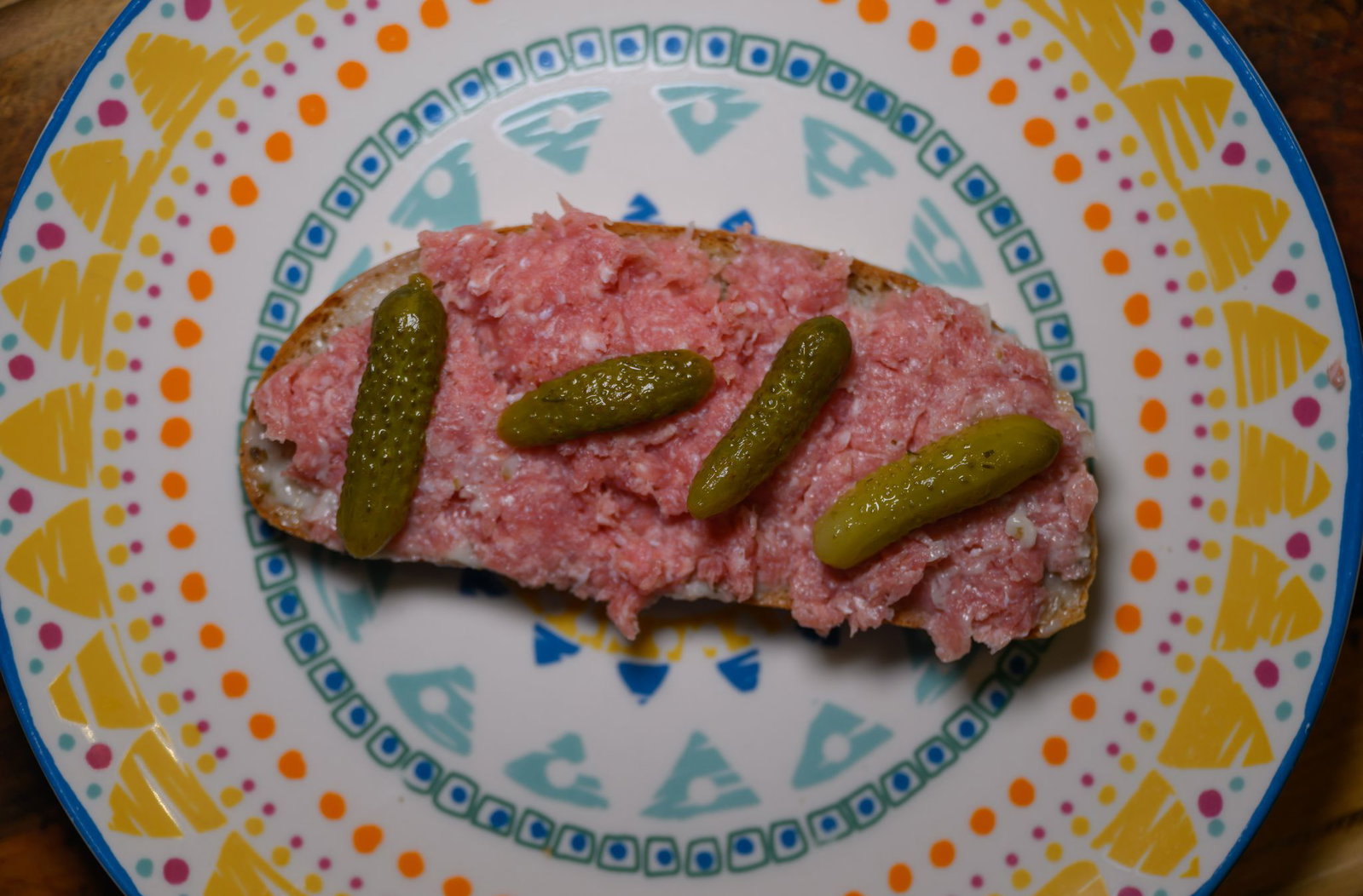Bestimmte Zwiebelmettwurst-Produkte, die bei Aldi Süd verkauft wurden, können Durchfall-Bakterien enthalten. Der Hersteller Willms Fleisch hat sie am Donnerstag zurückgerufen und vor dem Verzehr gewarnt. (Symbolbild)