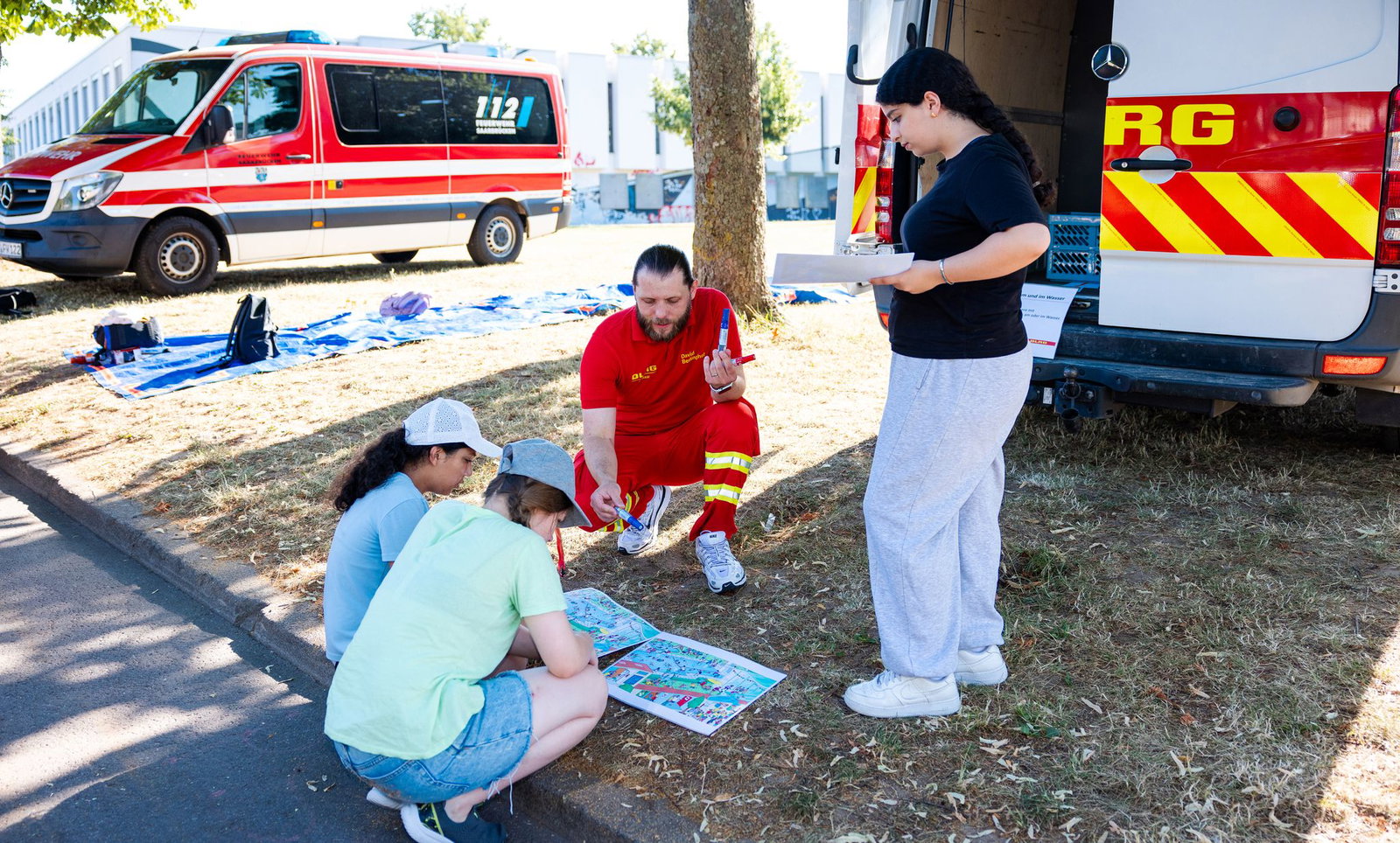 Schülerinnen und Schüler aus Saarbrücken analysieren den Lageplan eines Schwimmbads.