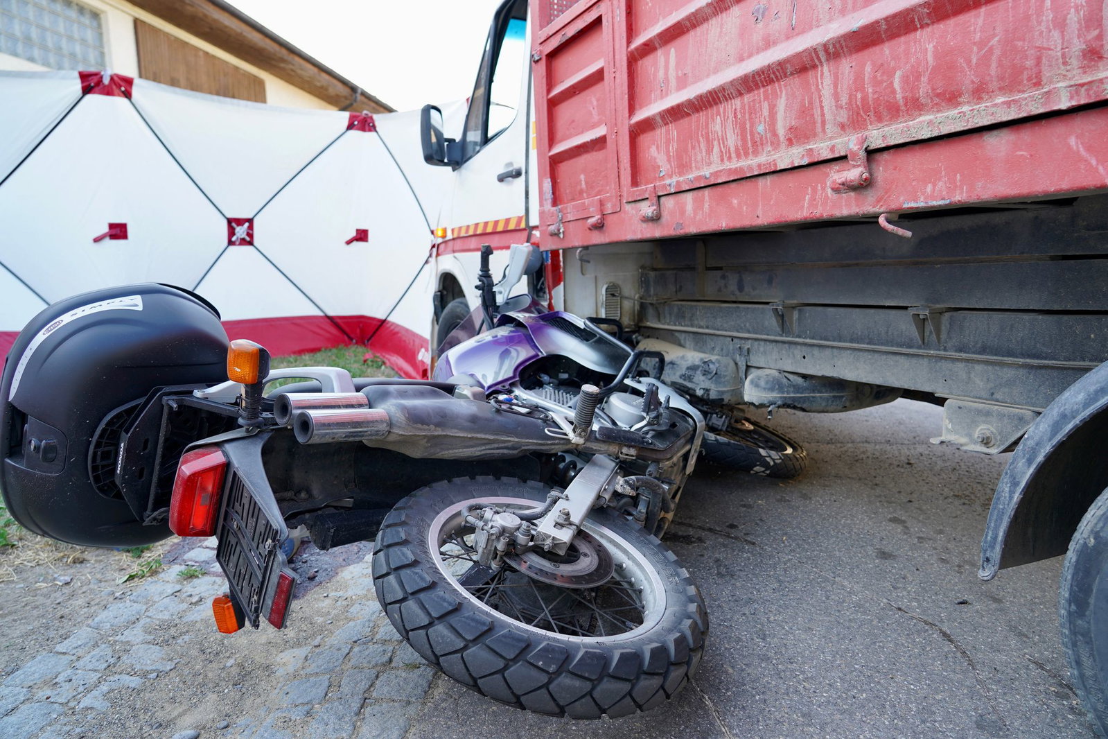 Der Motorradfahrer starb noch an der Unfallstelle.