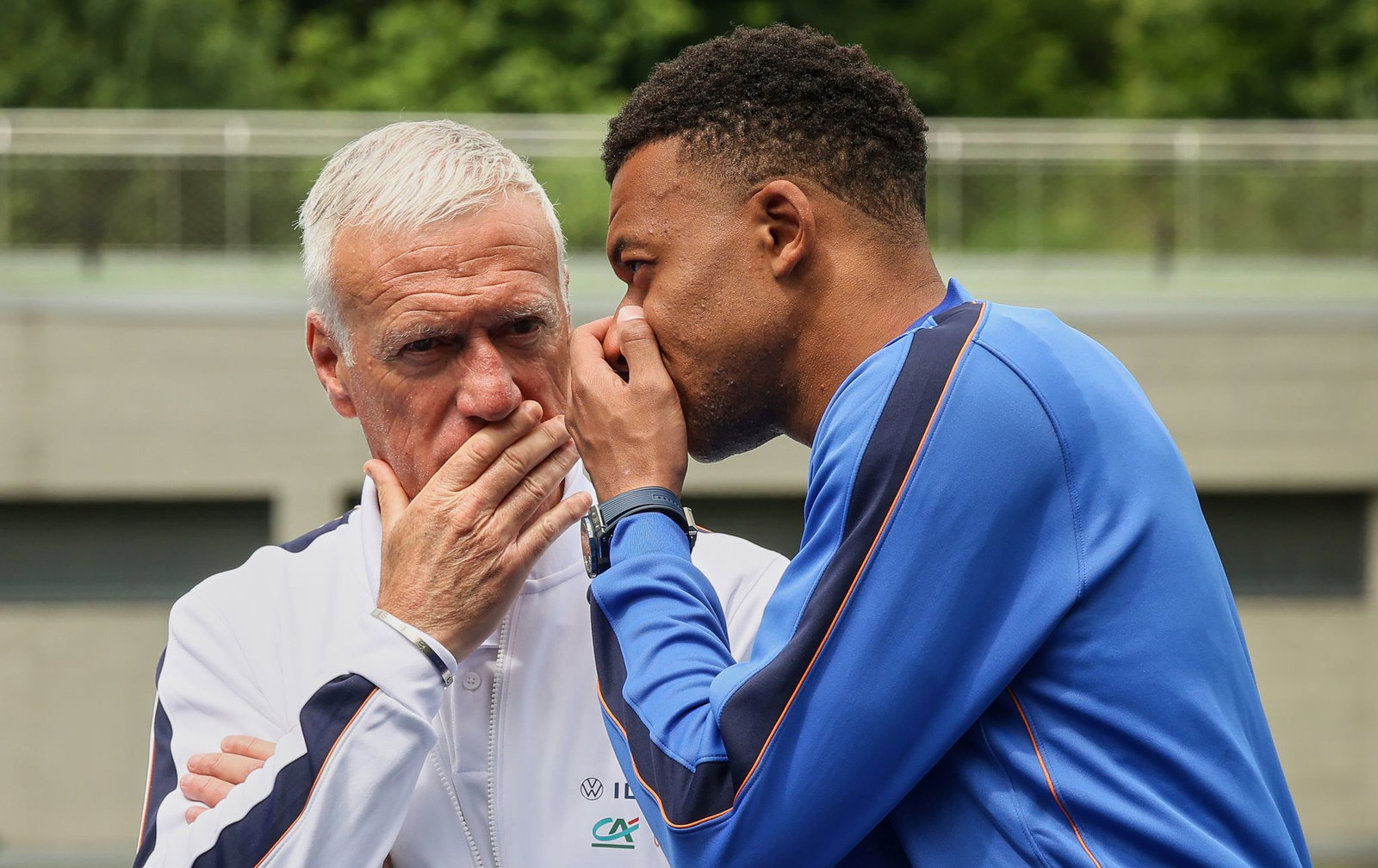 Diesmal kann Deschamps seinem Torjäger Kylian Mbappé keine Anweisungen von der Seitenlinie geben. (Archivbild)