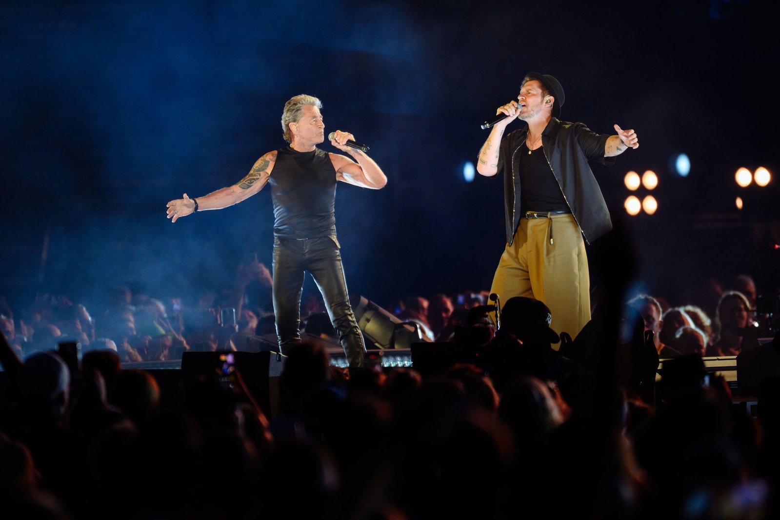 Peter Maffay und Johannes Oerding haben im Volksparkstadion die Fans mit einer Ankündigung überrascht. Sie bringen im Oktober ein gemeinsames Album heraus.