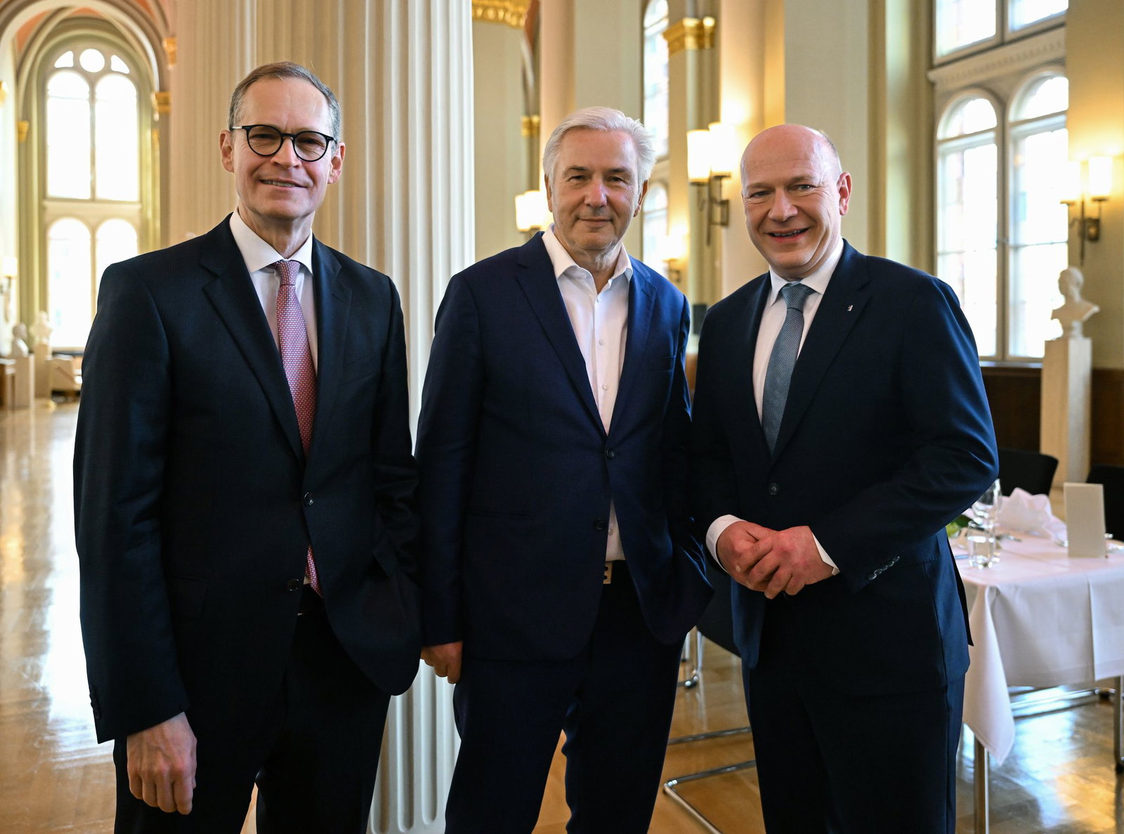 Der frühere Regierende Bürgermeister Klaus Wowereit zwischen seinen Nachfolgern Michael Müller (links, SPD) und Kai Wegner (rechts, CDU) im Jahr 2025. (Archivbild)