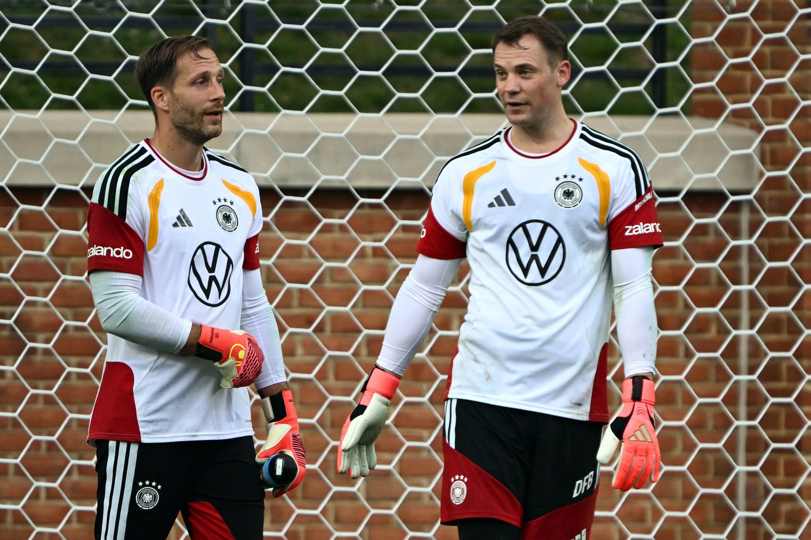Oliver Baumann (l.) und Mauel Neuer (r.) beim Training der Nationalmannschaft. 