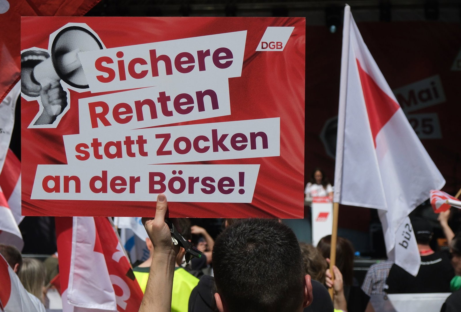Viele Menschen sorgen sich davor, an der Börse Geld zu verlieren. (Archivbild)