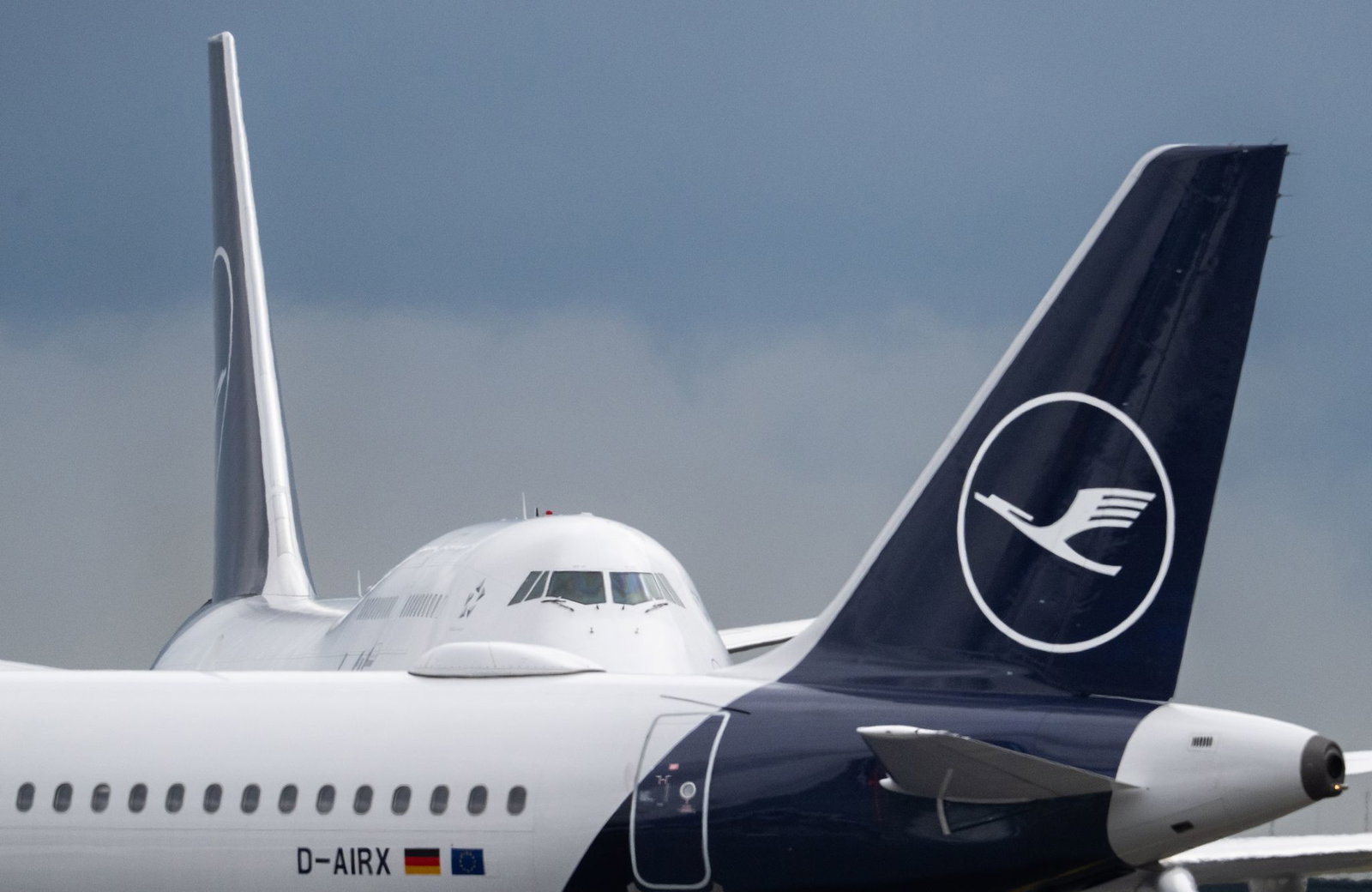 Am Frankfurter Flughafen müssen sich Reisende gedulden. 