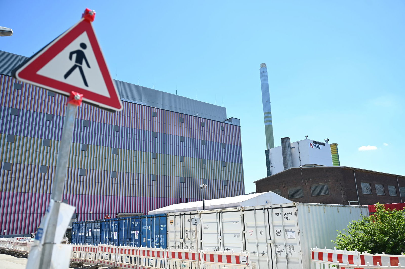 Das Gebäude ist das Erste von drei geplanten Rechenzentren der Kraftwerke Mainz-Wiesbaden (KMW).