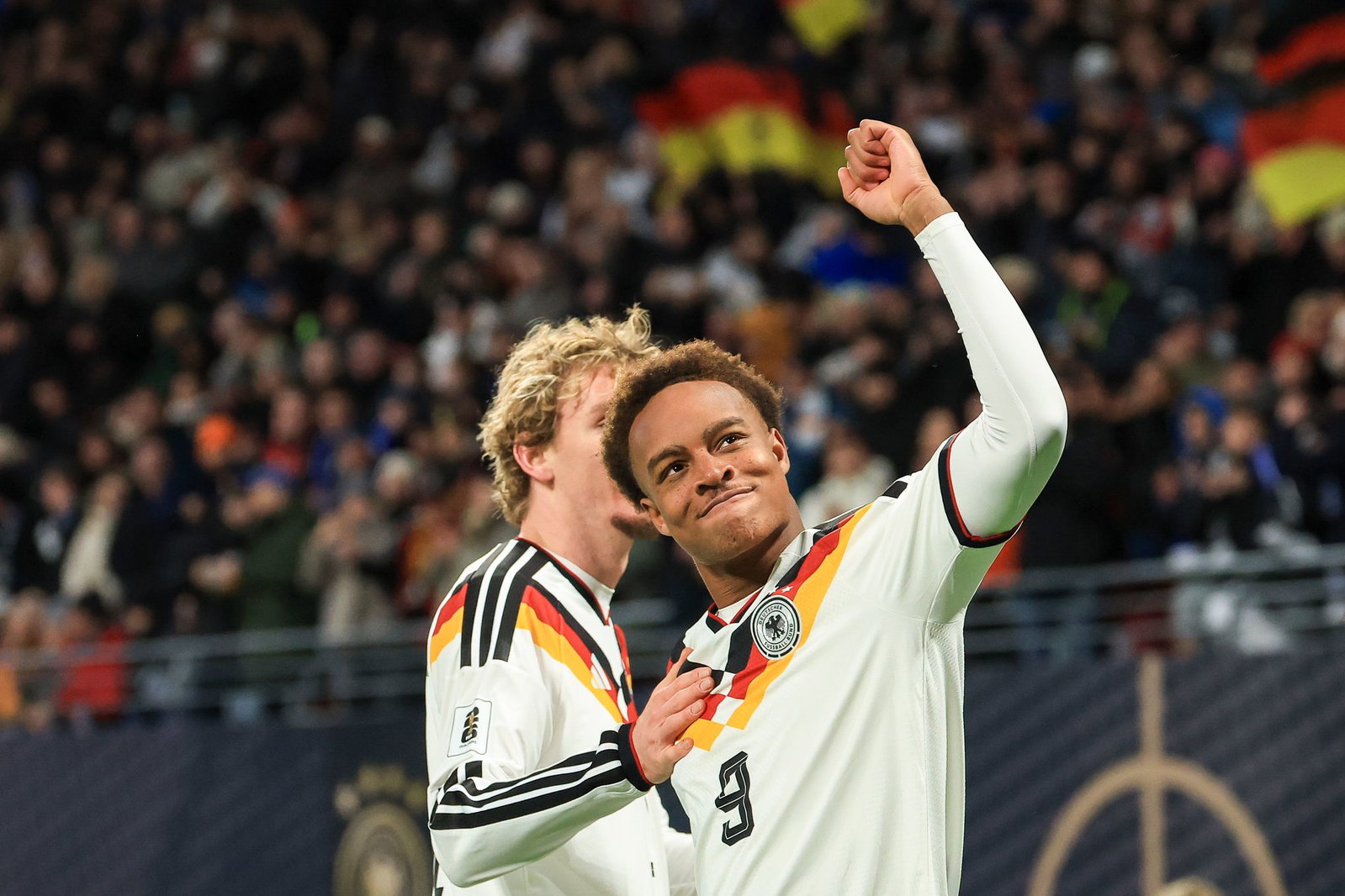 Tor beim Länderspieldebüt: Assan Quédraogo (r) jubelt mit Nick Woltemade. (Archivbild) 