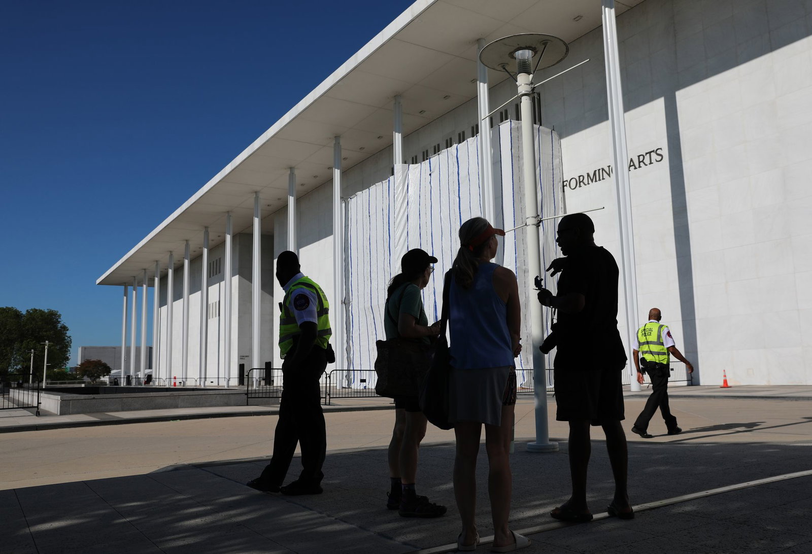 Das Kennedy Center informiert in Gerichtsdokumenten darüber, dass Trumps Name von seiner Fassade entfernt worden ist. 