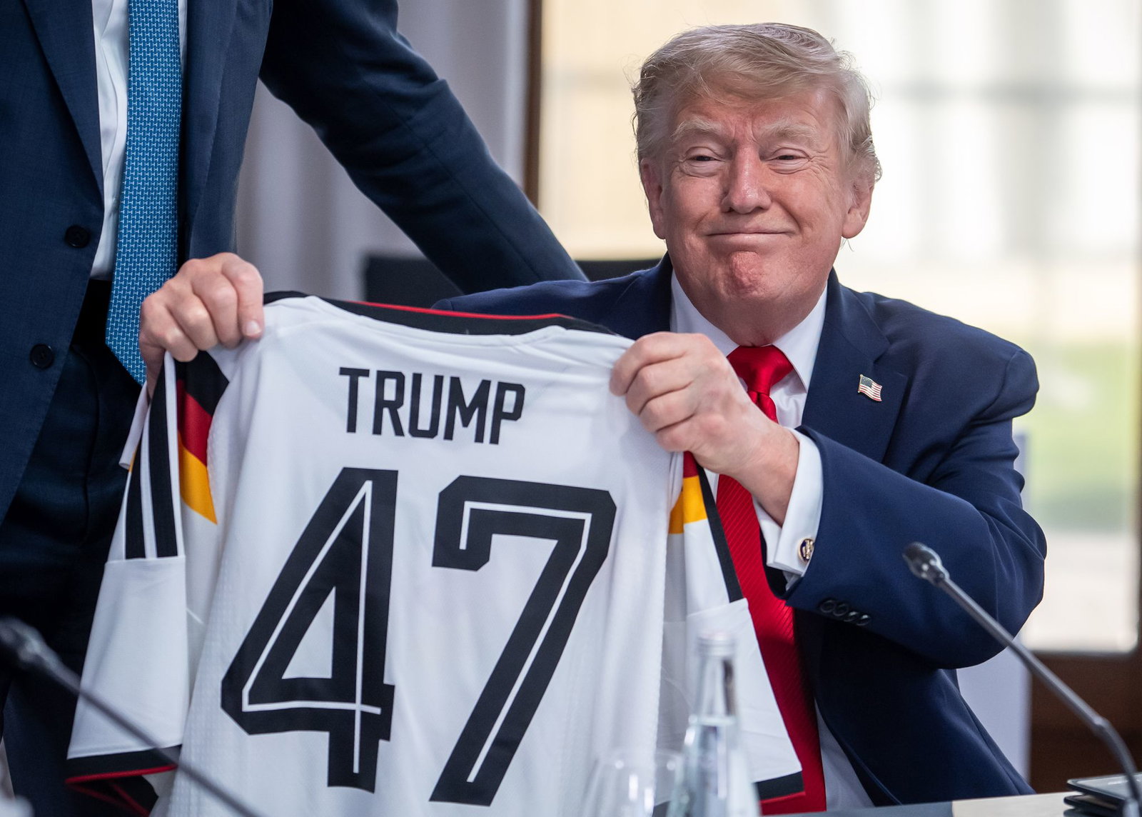 Trump zeigt sein Geschenk zum 80. Geburtstag. 