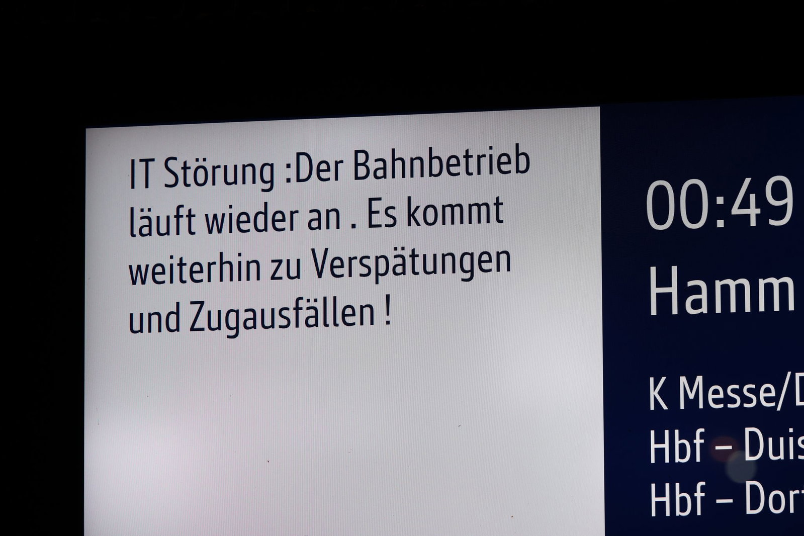 «Der Bahnbetrieb läuft wieder an»: Über diese Nachricht freuten sich Reisende in der Nacht. 